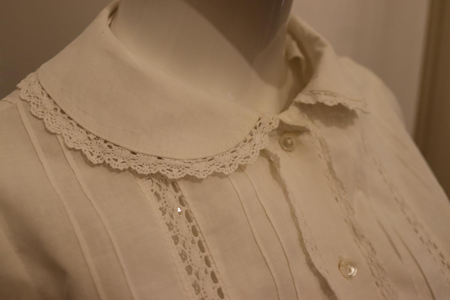 Vintage White Cotton Blouse with Peter Pan Collar For Sale 1