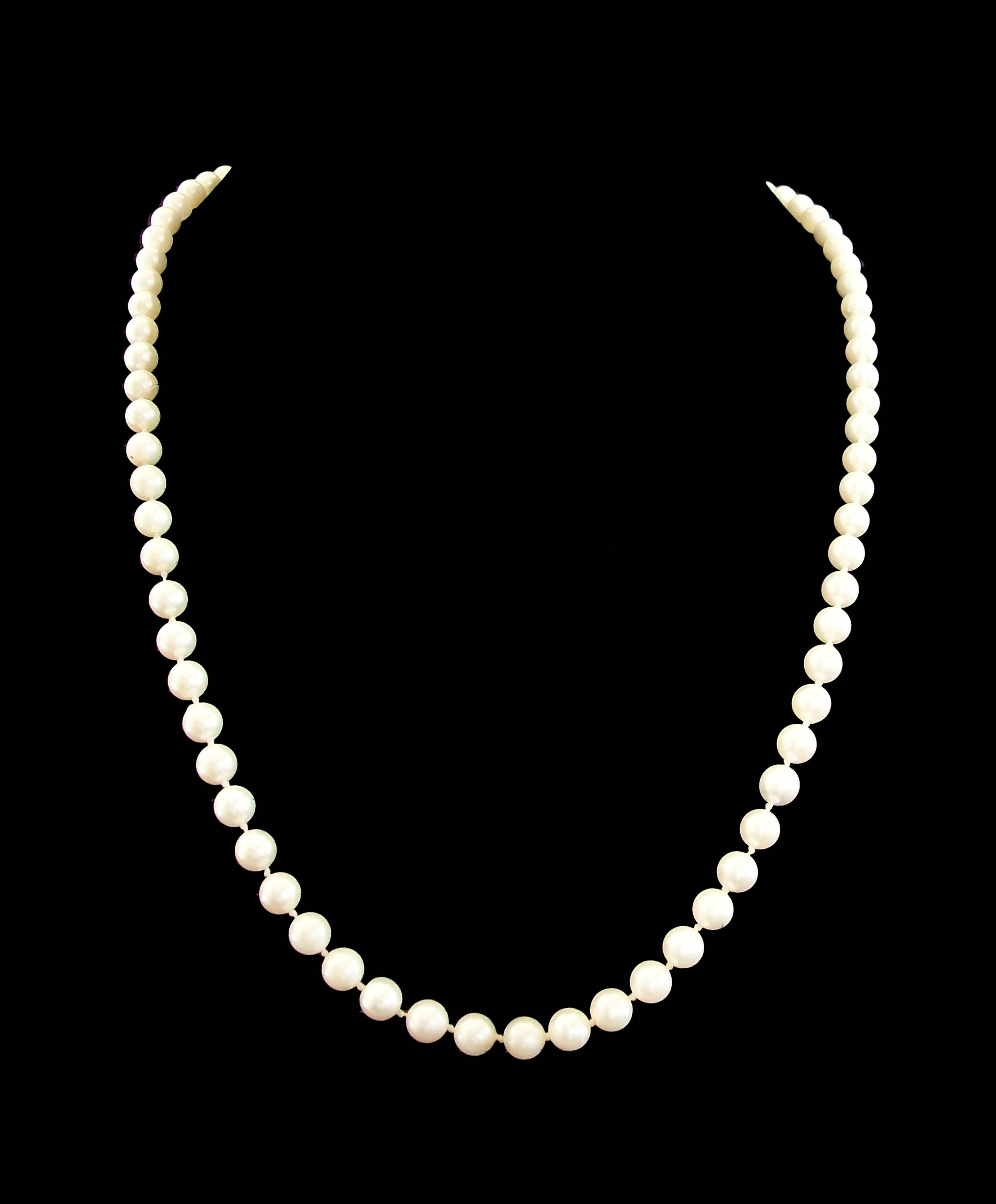 Vintage collier de perles de culture blanches - fermoir en or jaune 14K - 78 perles bien assorties avec des reflets crème - 6,5 à 7,0 mm de diamètre chacune - assemblage noué à la main - signé 'LGC' sur le fermoir (fabricant inconnu/non identifié) -