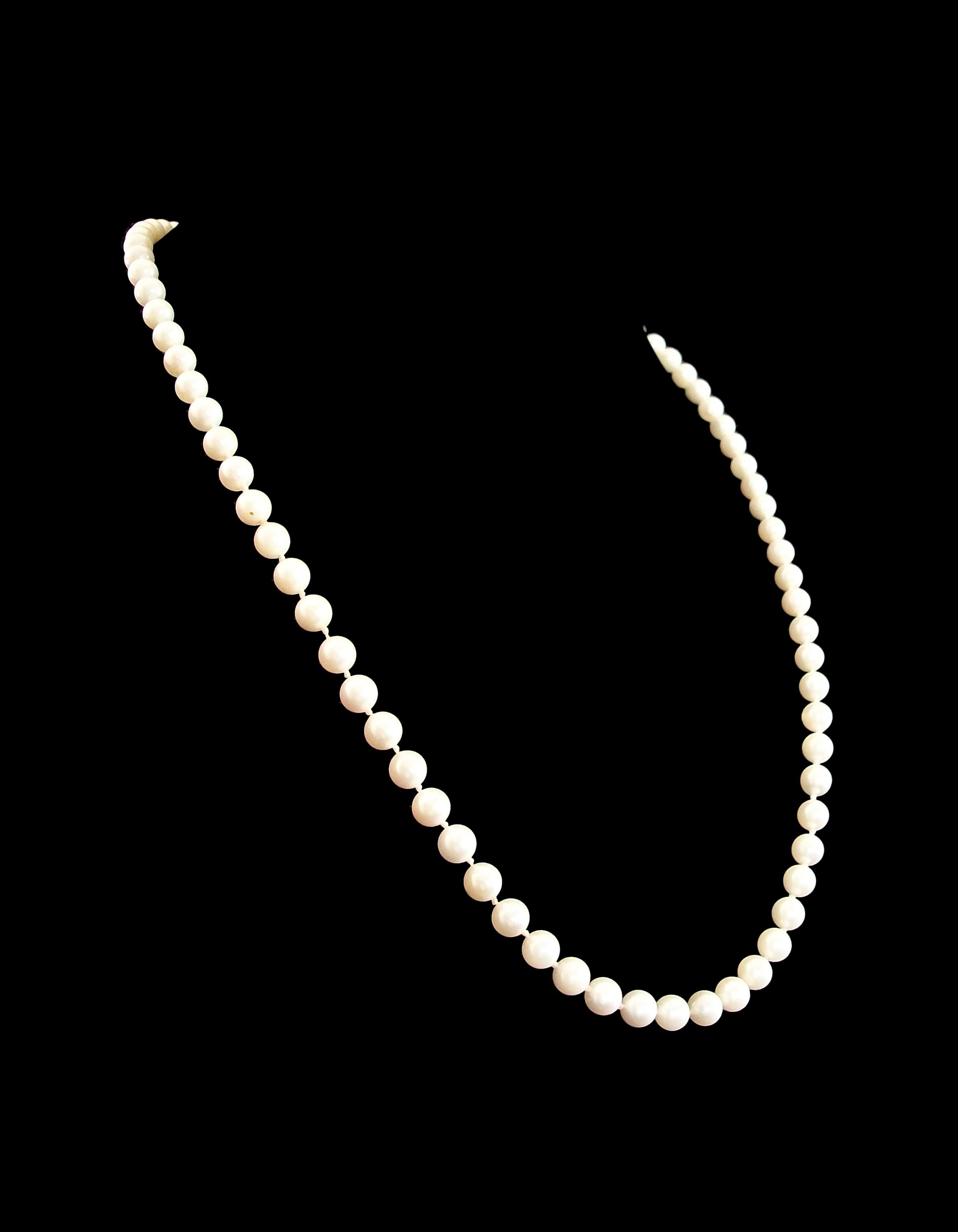 Weiße Zuchtperlen-Halskette, Verschluss aus 14 Karat Gold, ca. 1980er Jahre (Zeitgenössisch) im Angebot