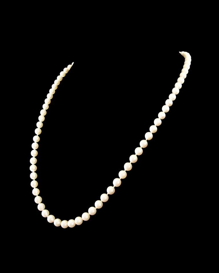 Round Cut Vintage White Cultured Pearl Necklace, 14K Gold Clasp, Circa 1980's For Sale