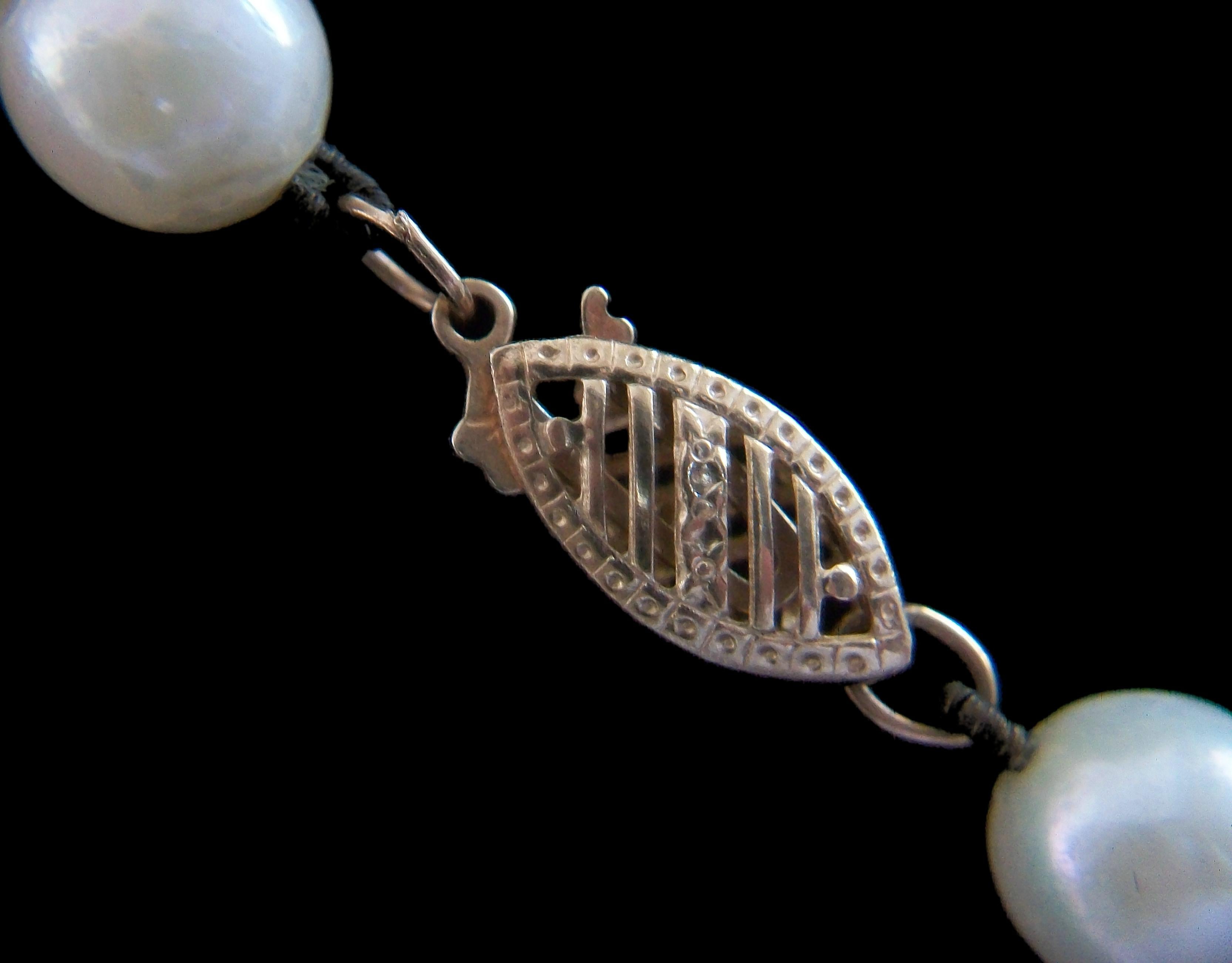 Collier de perles de culture blanches vintage, fermoir en or 14 carats, c. 1980 Bon état - En vente à Chatham, CA