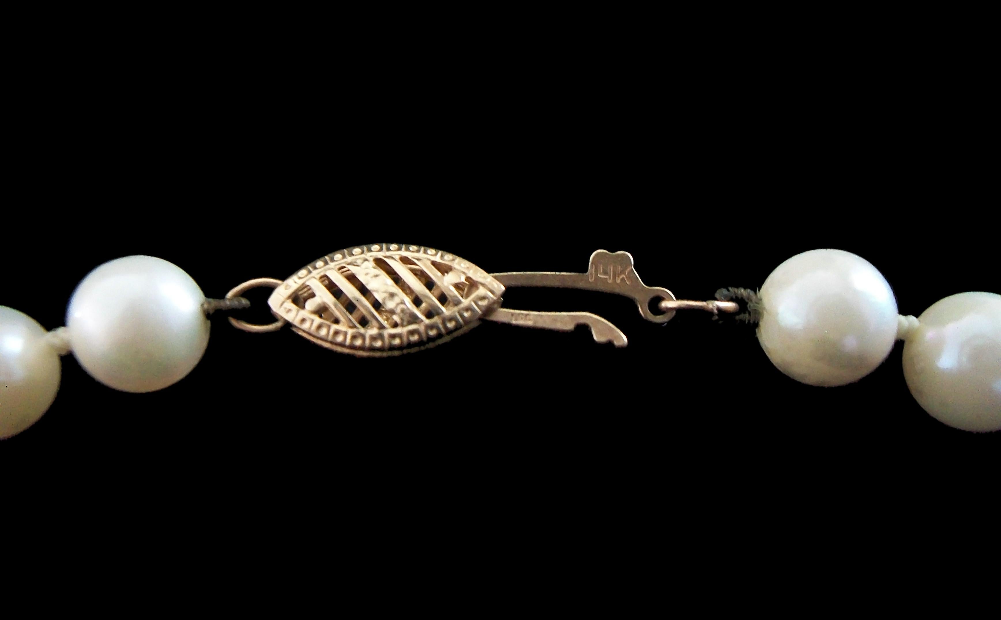Weiße Zuchtperlen-Halskette, Verschluss aus 14 Karat Gold, ca. 1980er Jahre Damen im Angebot