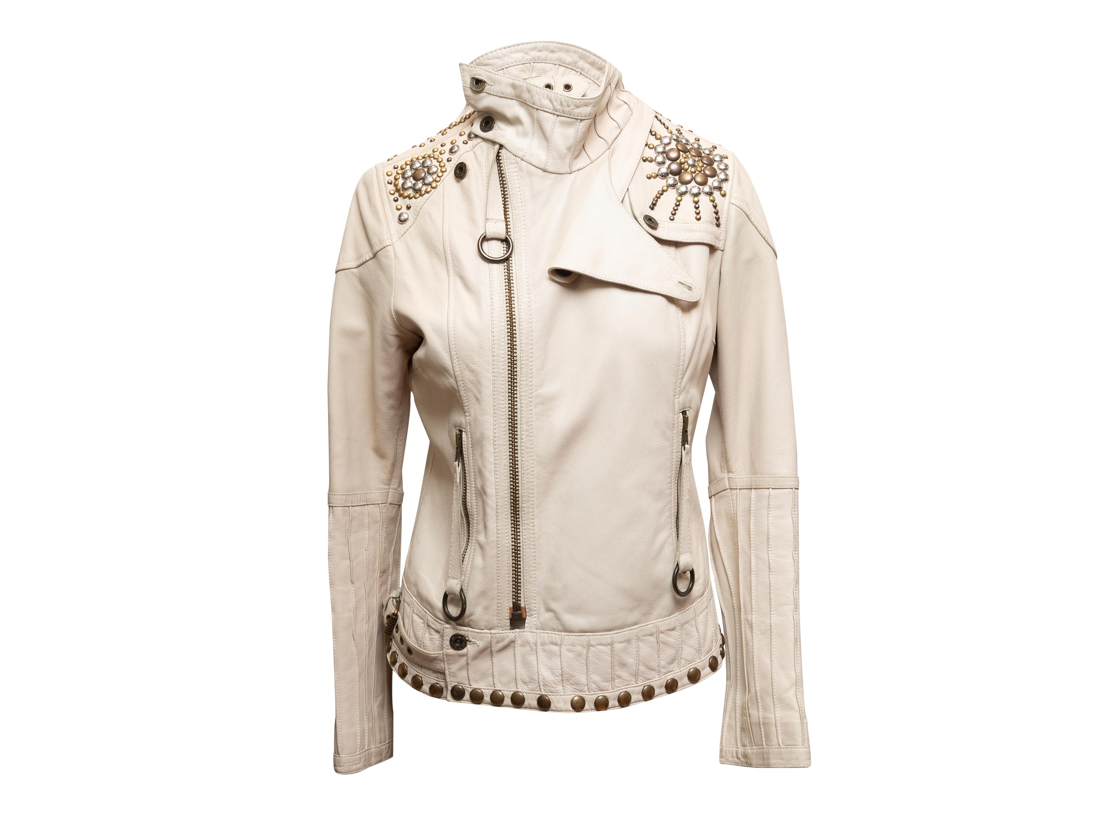 Weiße Vintage-Motorradjacke aus Leder mit Verzierungen von Diesel. Um die 2000er Jahre. Gold- und silberfarbene Nietenverzierungen an Schultern und Saum. Zwei Gesäßtaschen. Reißverschluss auf der Vorderseite. 35
