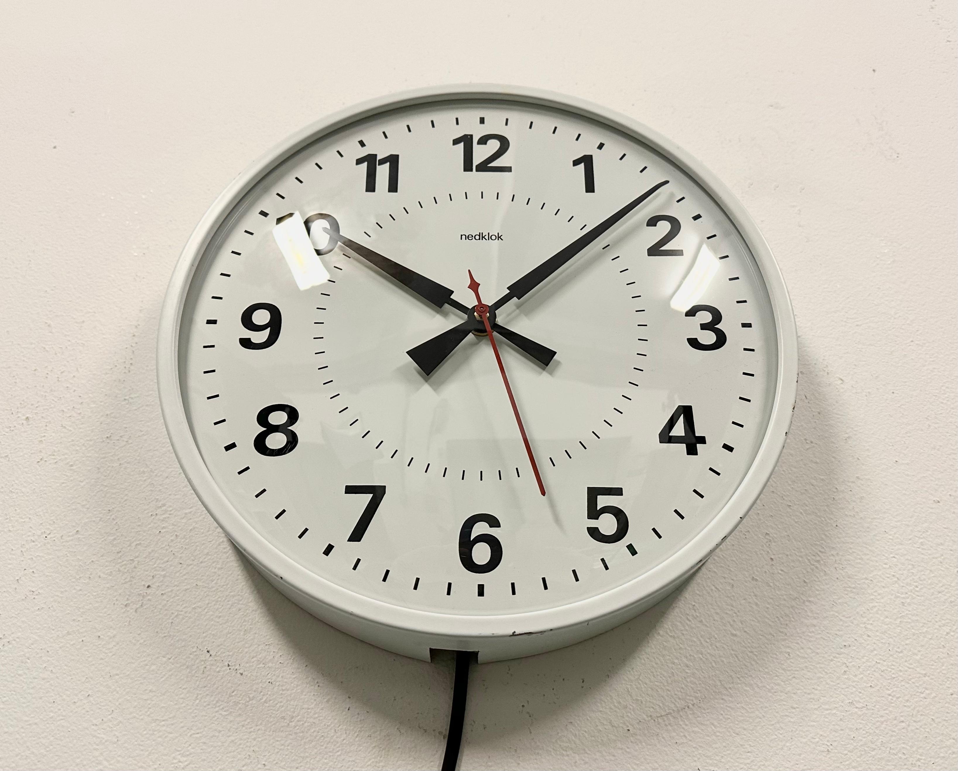 Weiße elektrische Station-Wanduhr von Nedklok, 1970er Jahre (Glas) im Angebot