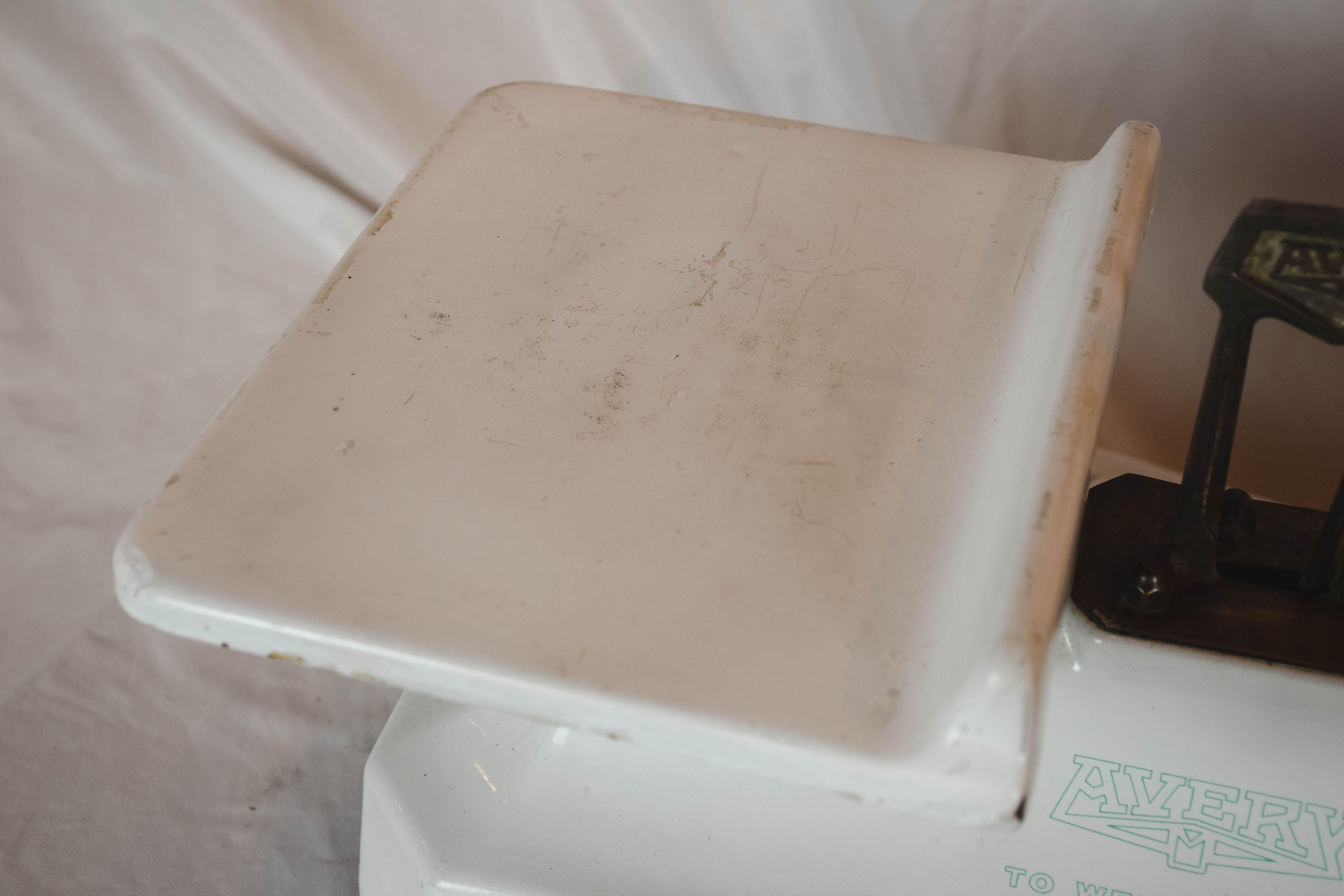 Vintage White Enamel Avery Balance Scale In Good Condition In Houston, TX
