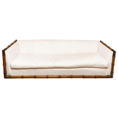 Canapé Ethan Allen blanc vintage avec coussin de banc et détails en bambou et laiton