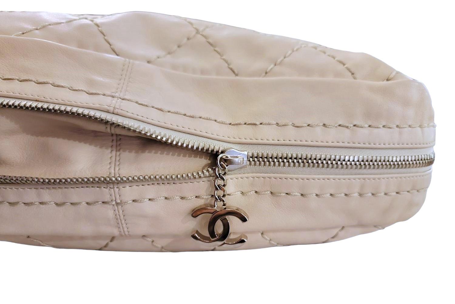 Chanel sac à bandoulière/poignée Jumbo extensible blanc vintage avec argent argenté Bon état - En vente à Pasadena, CA