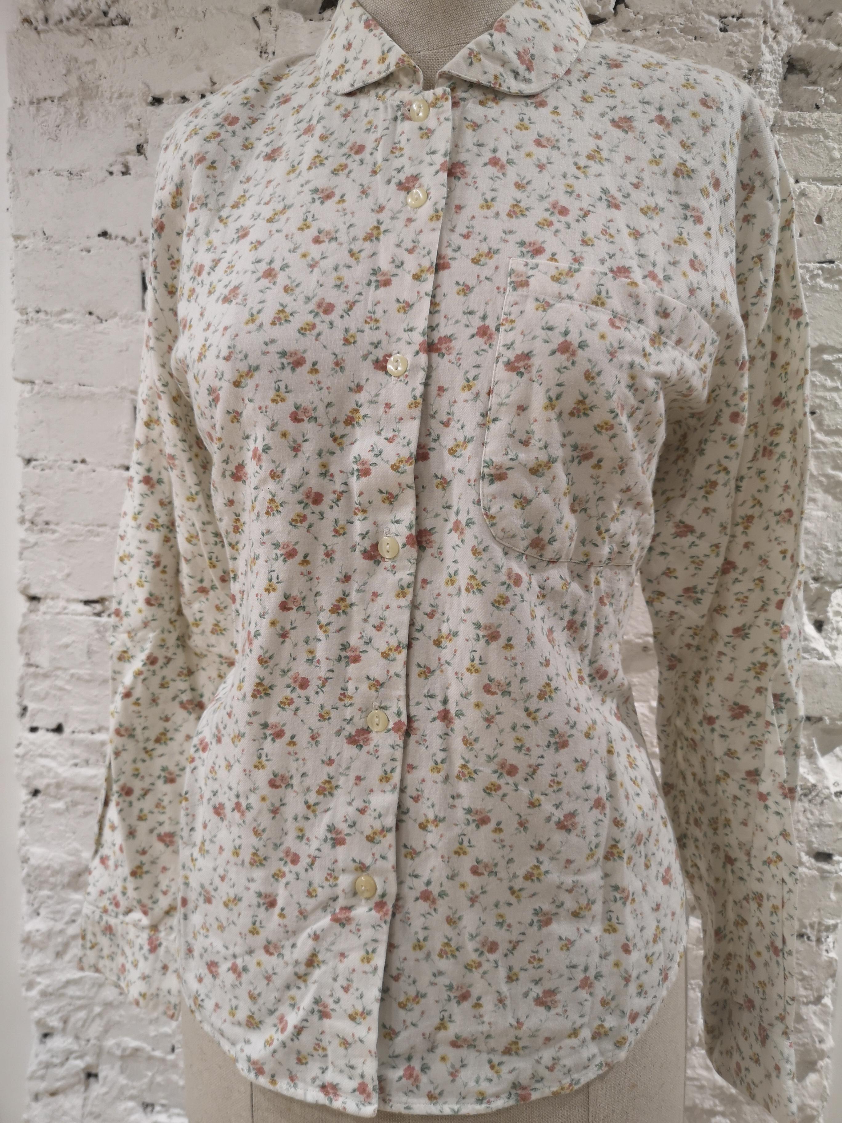Vintage white flowers cotton shirt
totally made in italy in size S