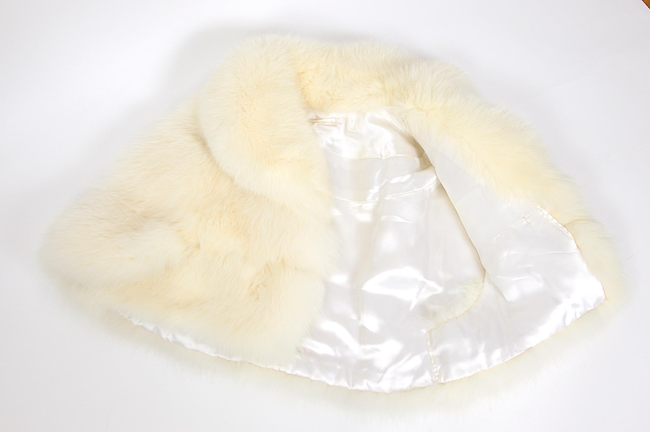 Vintage white fox fur short cape In Excellent Condition In Antwerp, BE