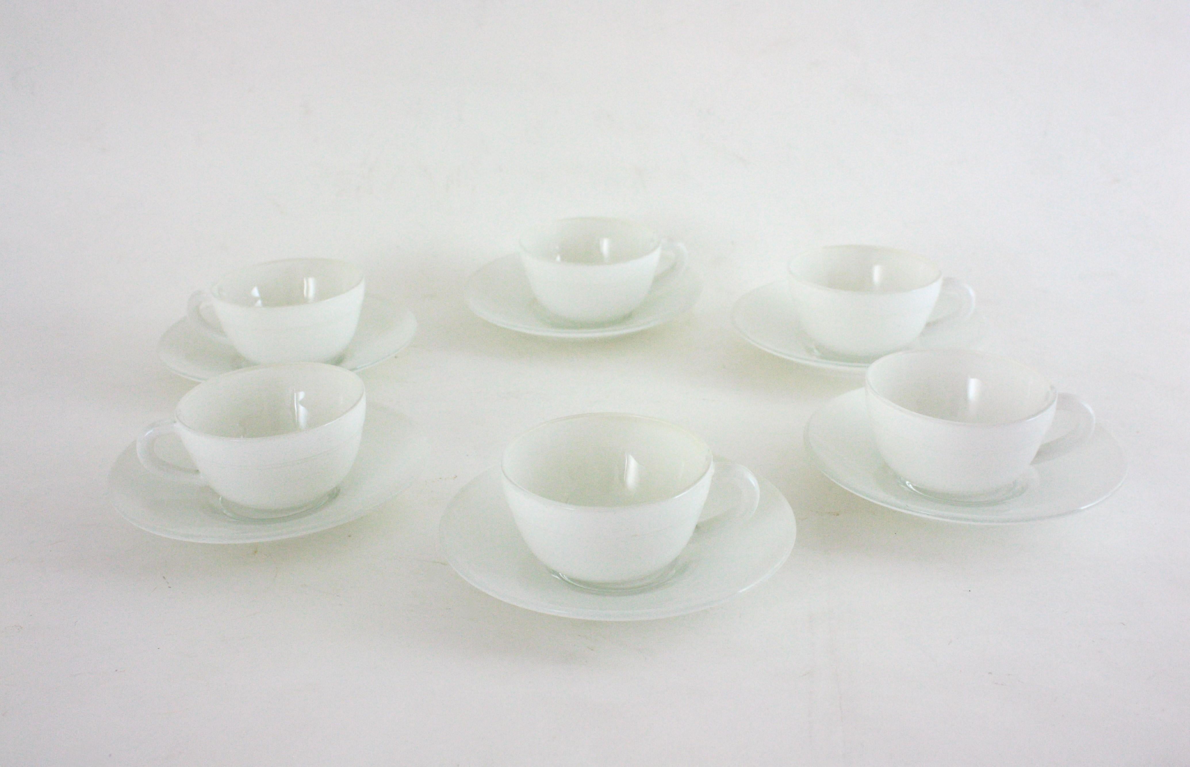 Weißes Glas-Kaffee-Tee-Set für sechs Personen
Hergestellt von Duralex, Frankreich, 1960er Jahre.
Ein sehr dekoratives Set von sechs Tee- oder Kaffeetassen und Geschirr aus weißem Glas. 
6 Saucen + 6 Tassen
Im Verkauf als Set.
Gesamtmaße (Sauzer und