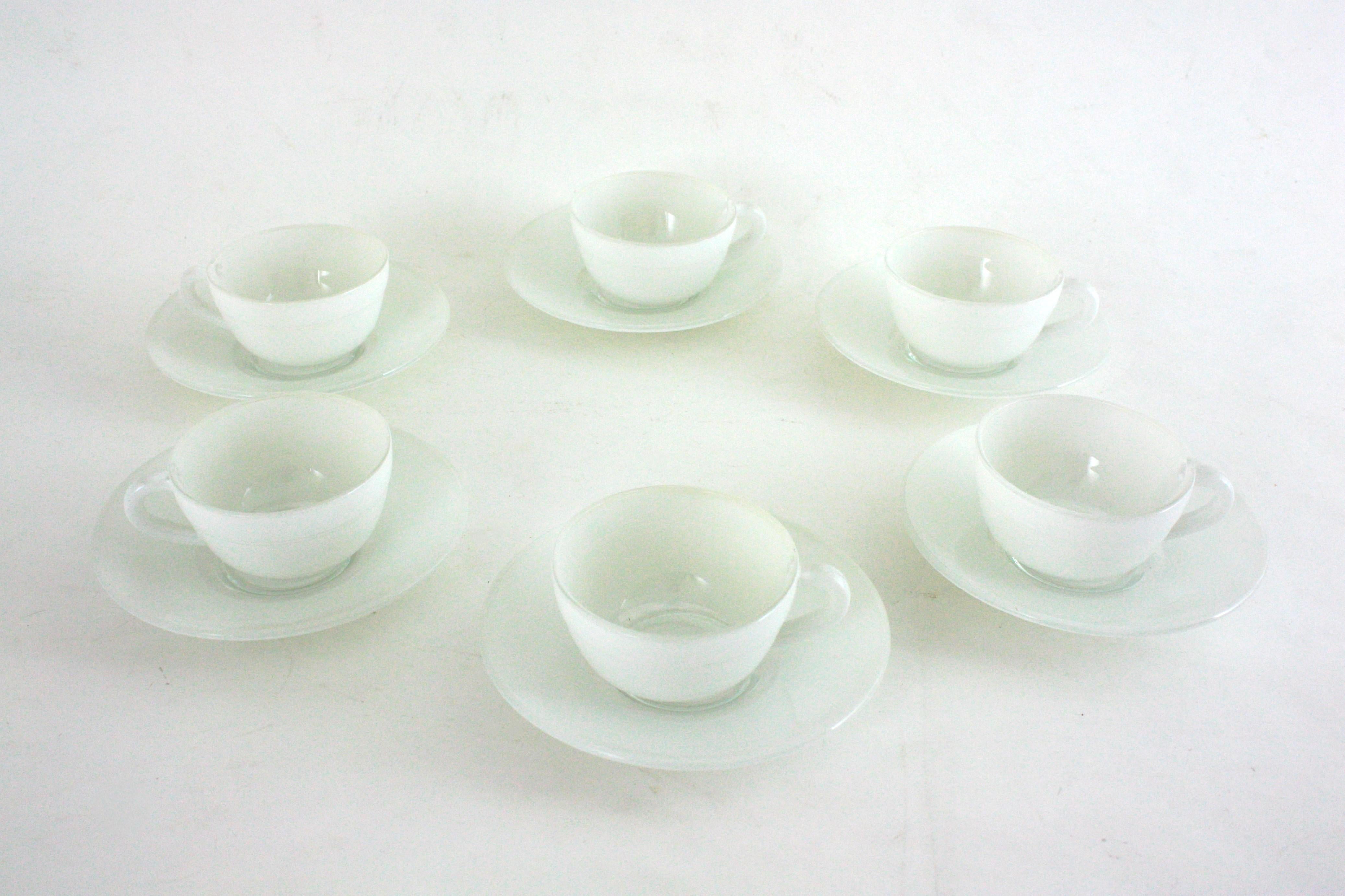 Vintage Weißglas Kaffee-Tee-Set für sechs Personen, 1960er Jahre (Moderne der Mitte des Jahrhunderts) im Angebot
