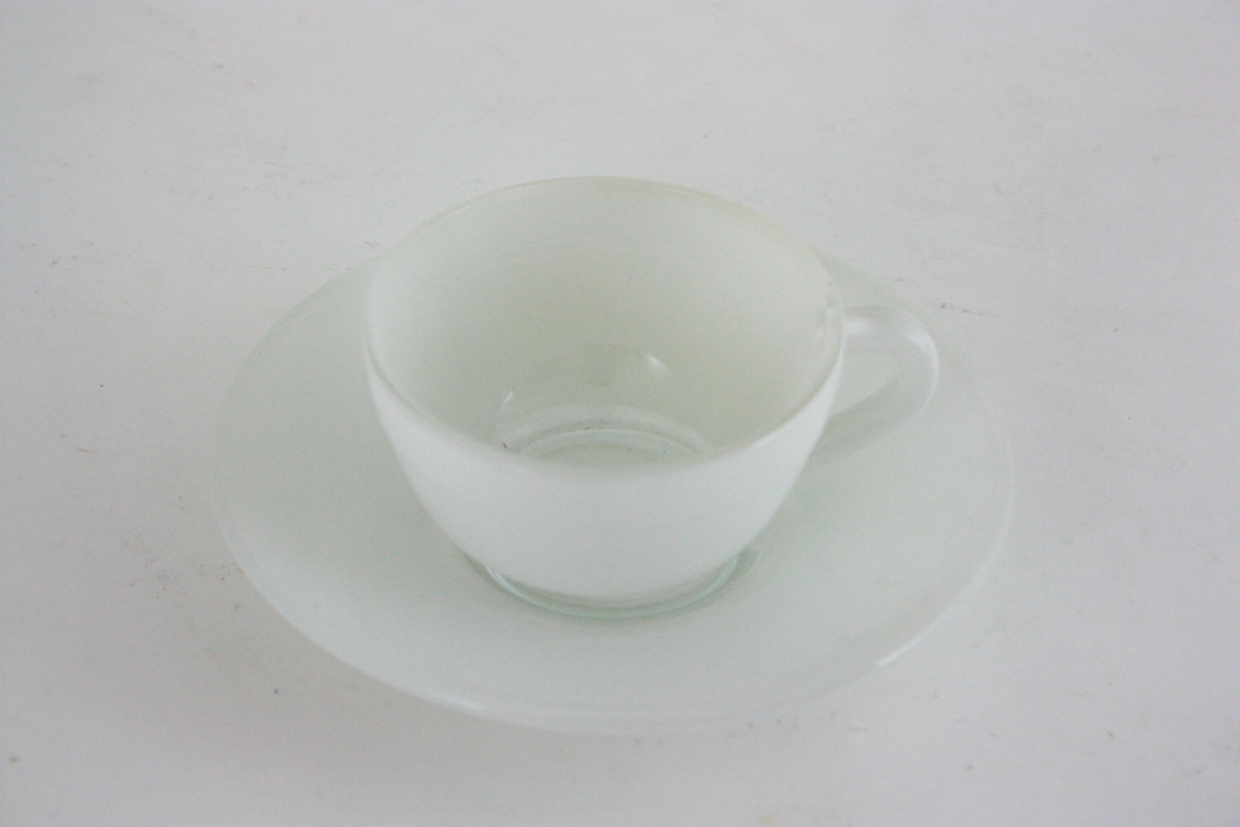 Vintage Weißglas Kaffee-Tee-Set für sechs Personen, 1960er Jahre im Angebot 1