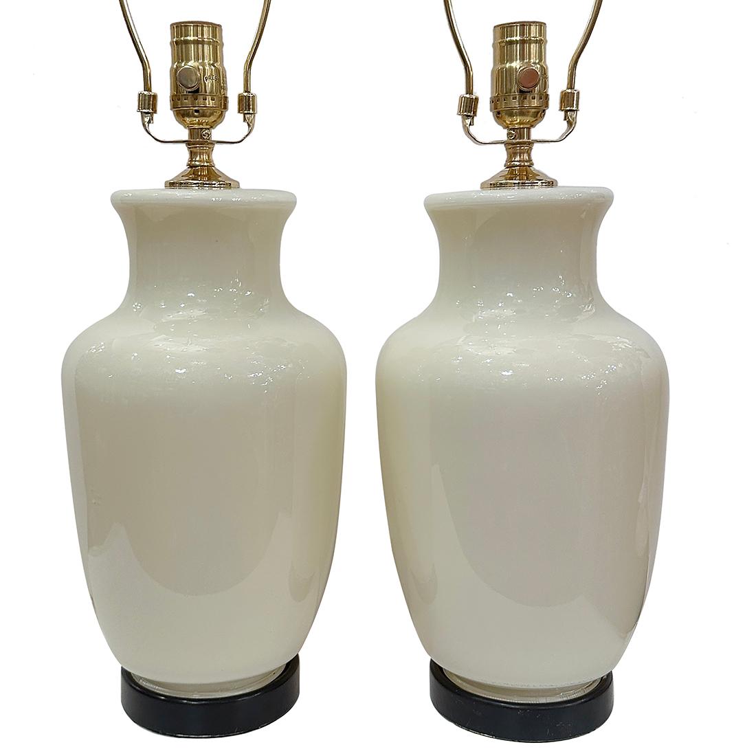 Pareja de lámparas italianas de cristal blanco de la década de 1960.

Medidas:
Altura del cuerpo: 14
Altura hasta el apoyo de la sombrilla: 22
Diámetro: 6,5