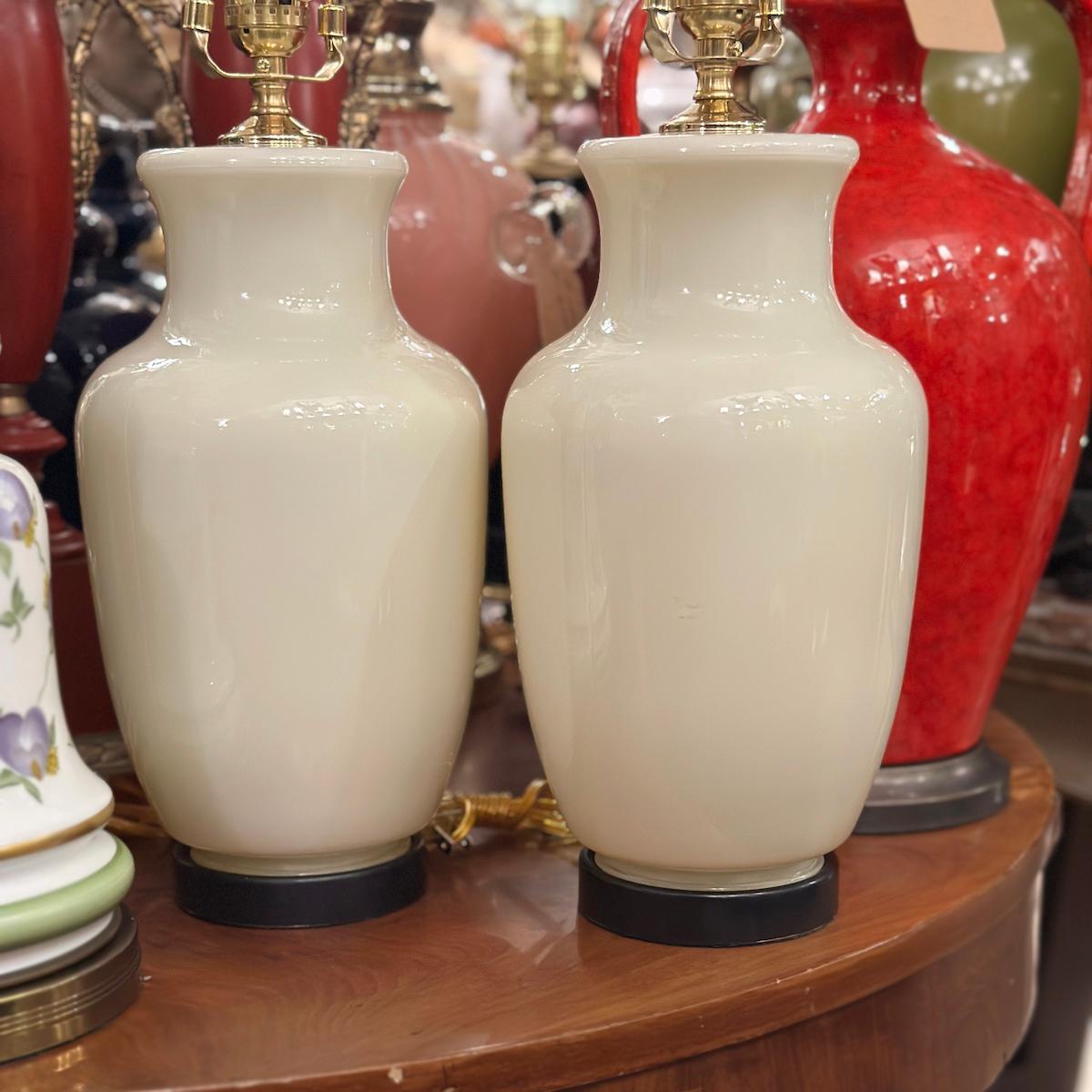 Lámparas vintage de cristal blanco mediados del siglo XX en venta