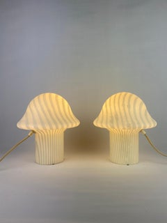 1 des 4 lampes de bureau vintage en verre blanc « Peill and Putzler Mushroom » 1970