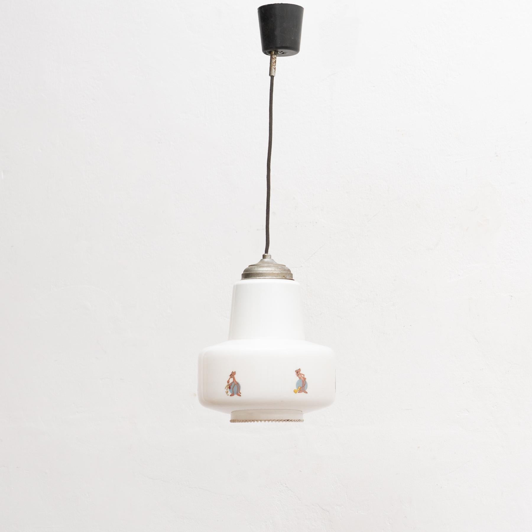 Spanische Vintage-Deckenlampe aus weißem Glas mit rosa Panther-Motiven.    Von einem unbekannten Hersteller aus Frankreich, um 1960.    Originaler Zustand mit geringen alters- und gebrauchsbedingten Abnutzungserscheinungen, der eine schöne Patina