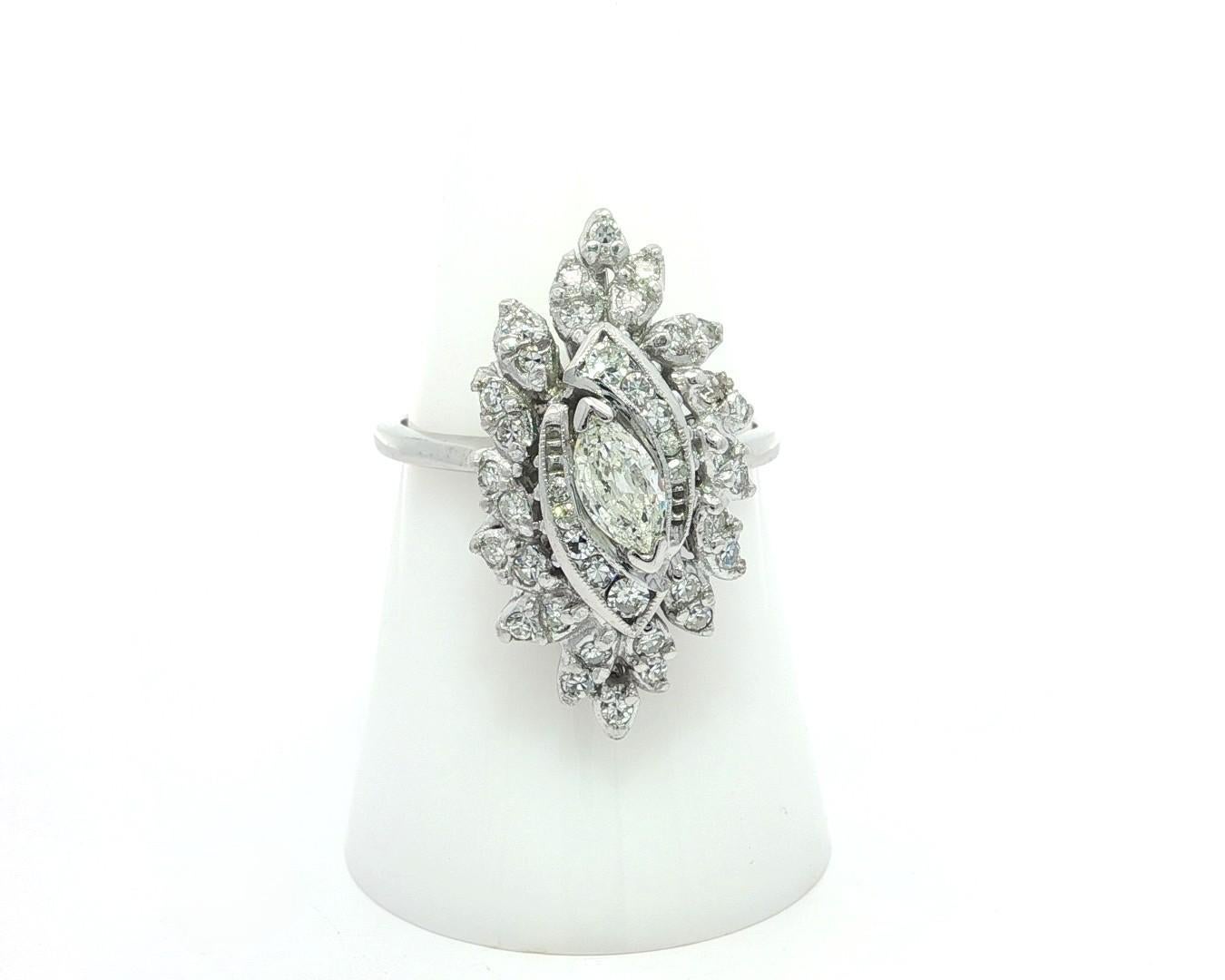 -Stein(e): -
(1) Natürlicher echter Diamant - Marquise-Schliff - V-Zahnkranzfassung - Farbe I - Reinheit VS2 - ca. 0,30ctw.
(40) Natürlicher echter Diamant - Einzelschliff - Pave Set - Farbe G/H - Reinheit VS2-SI2 - 0,40ctw (ca.)

MATERIAL: Massives