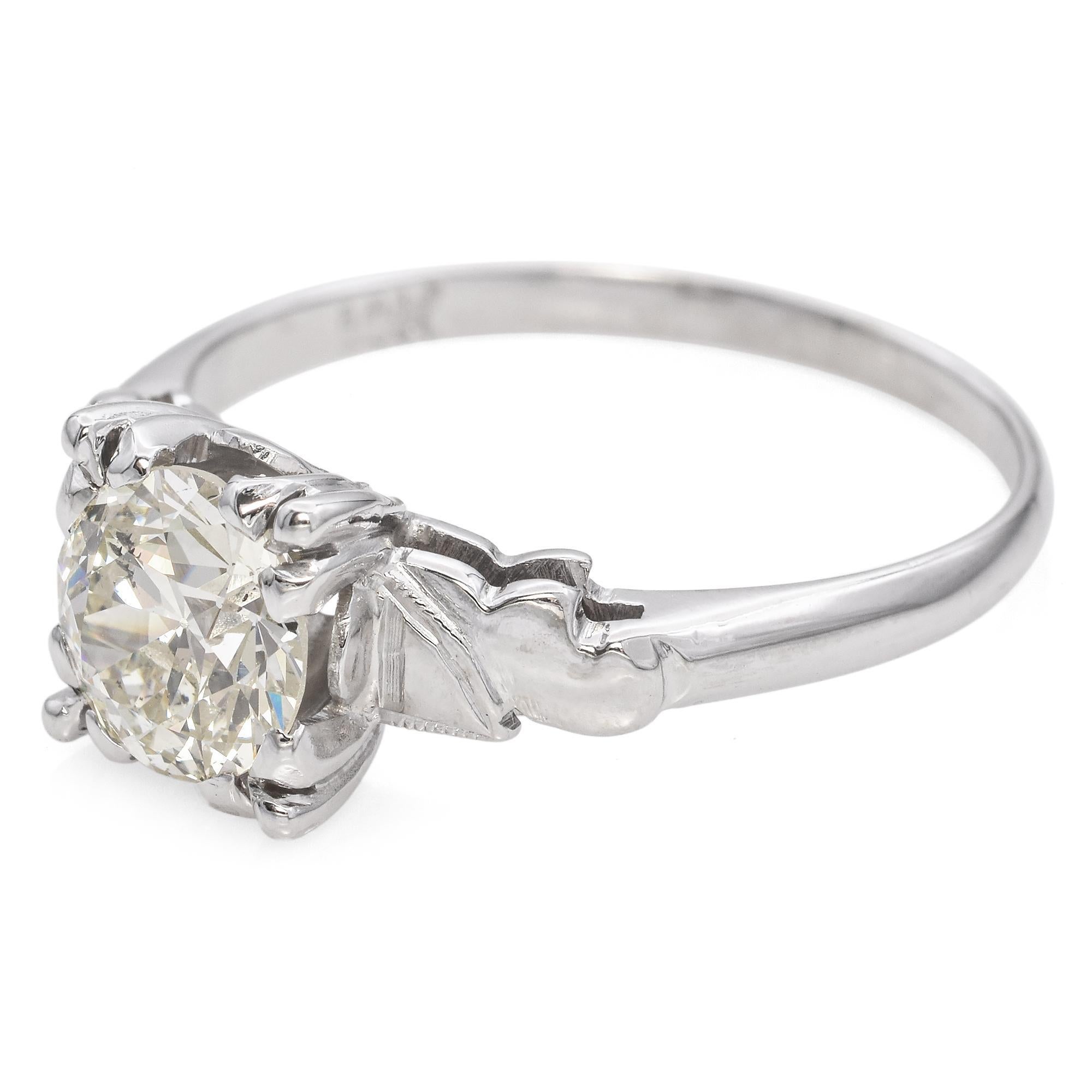 Atemberaubender Vintage-Verlobungsring aus Weißgold, besetzt mit einem Diamanten im alten europäischen Schliff von 1,28 Karat. Der Diamant zeichnet sich durch eine hohe Krone, eine kleine Tafel und breite Facetten aus, die typisch für diesen Schliff