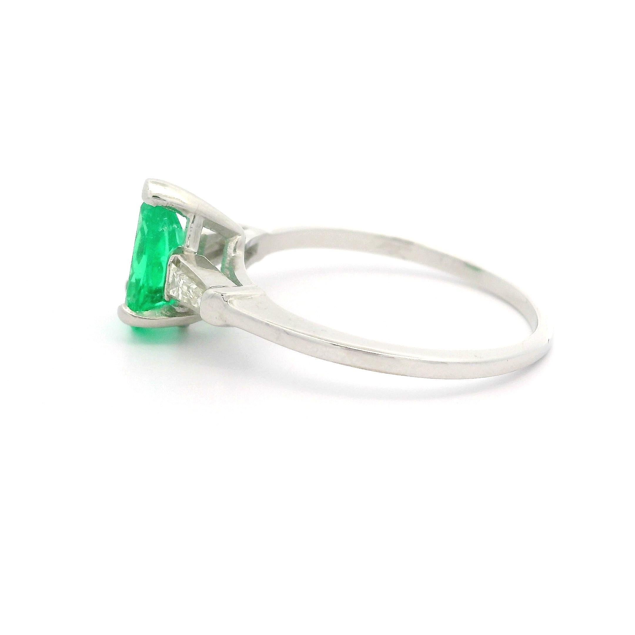 Vintage White Gold 1.49ctw Pear Emerald & Baguette Diamond Sides Classic Ring For Sale 5