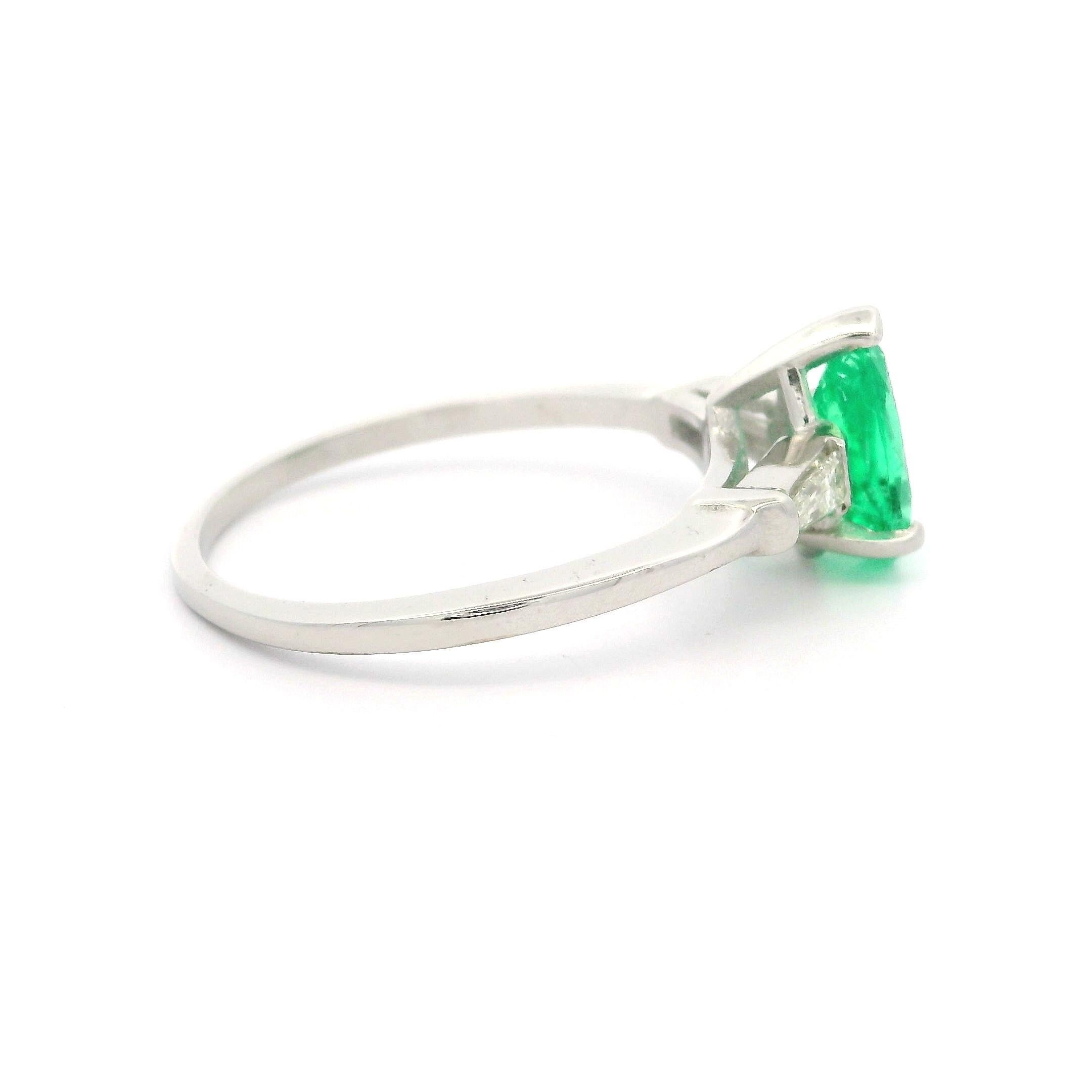Vintage White Gold 1.49ctw Pear Emerald & Baguette Diamond Sides Classic Ring For Sale 6