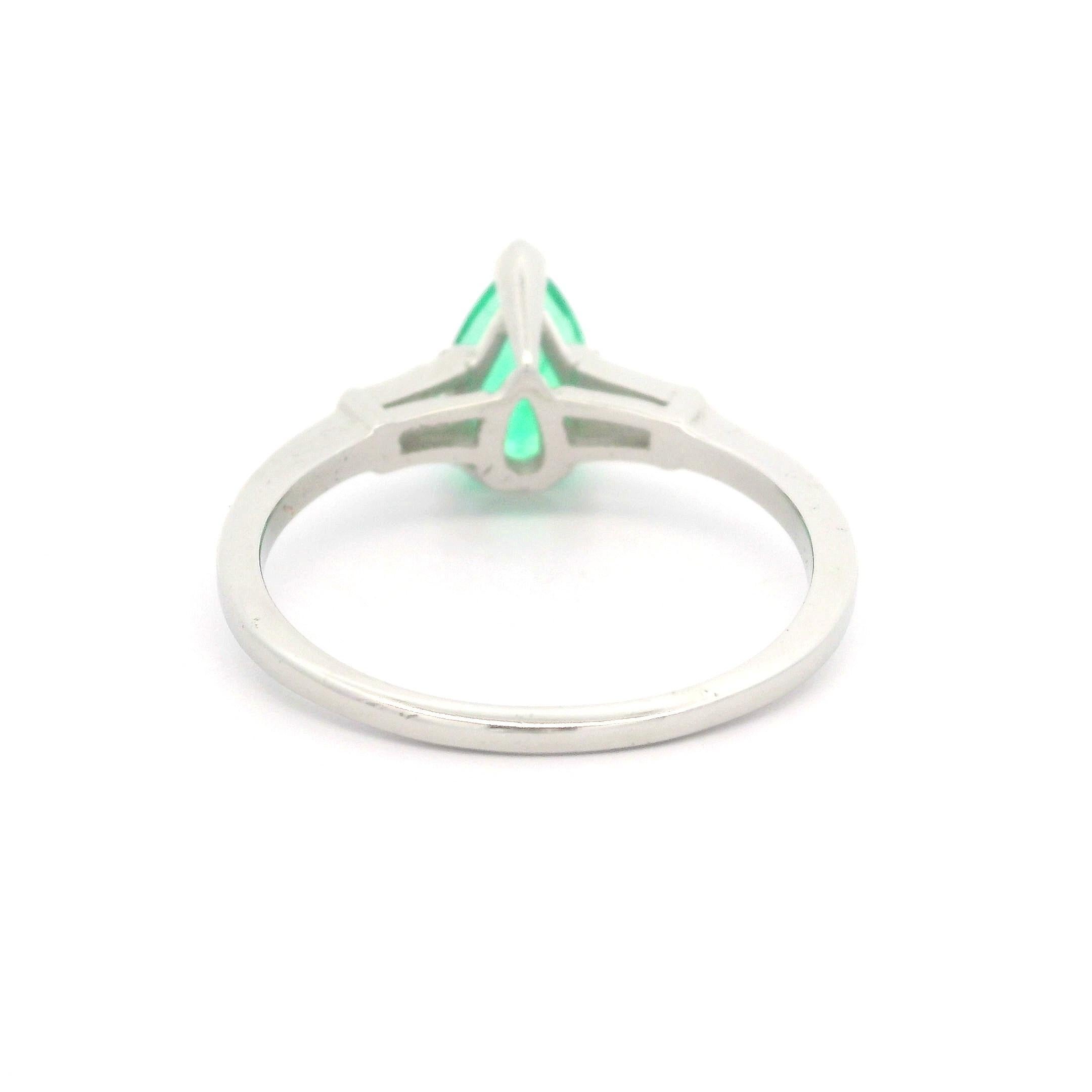 Vintage White Gold 1.49ctw Pear Emerald & Baguette Diamond Sides Classic Ring For Sale 7