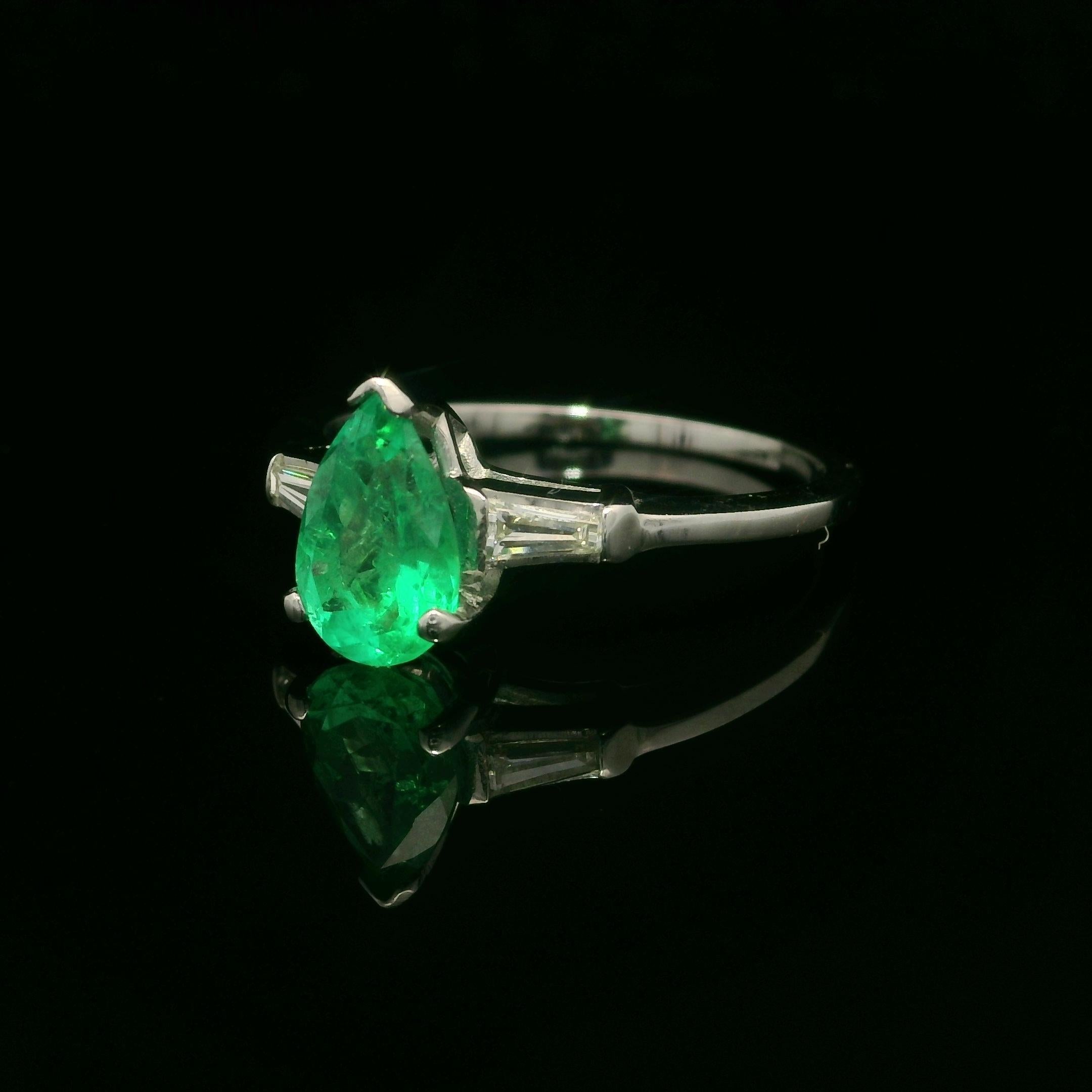 Vintage White Gold 1.49ctw Pear Emerald & Baguette Diamond Sides Classic Ring In Excellent Condition For Sale In Montclair, NJ