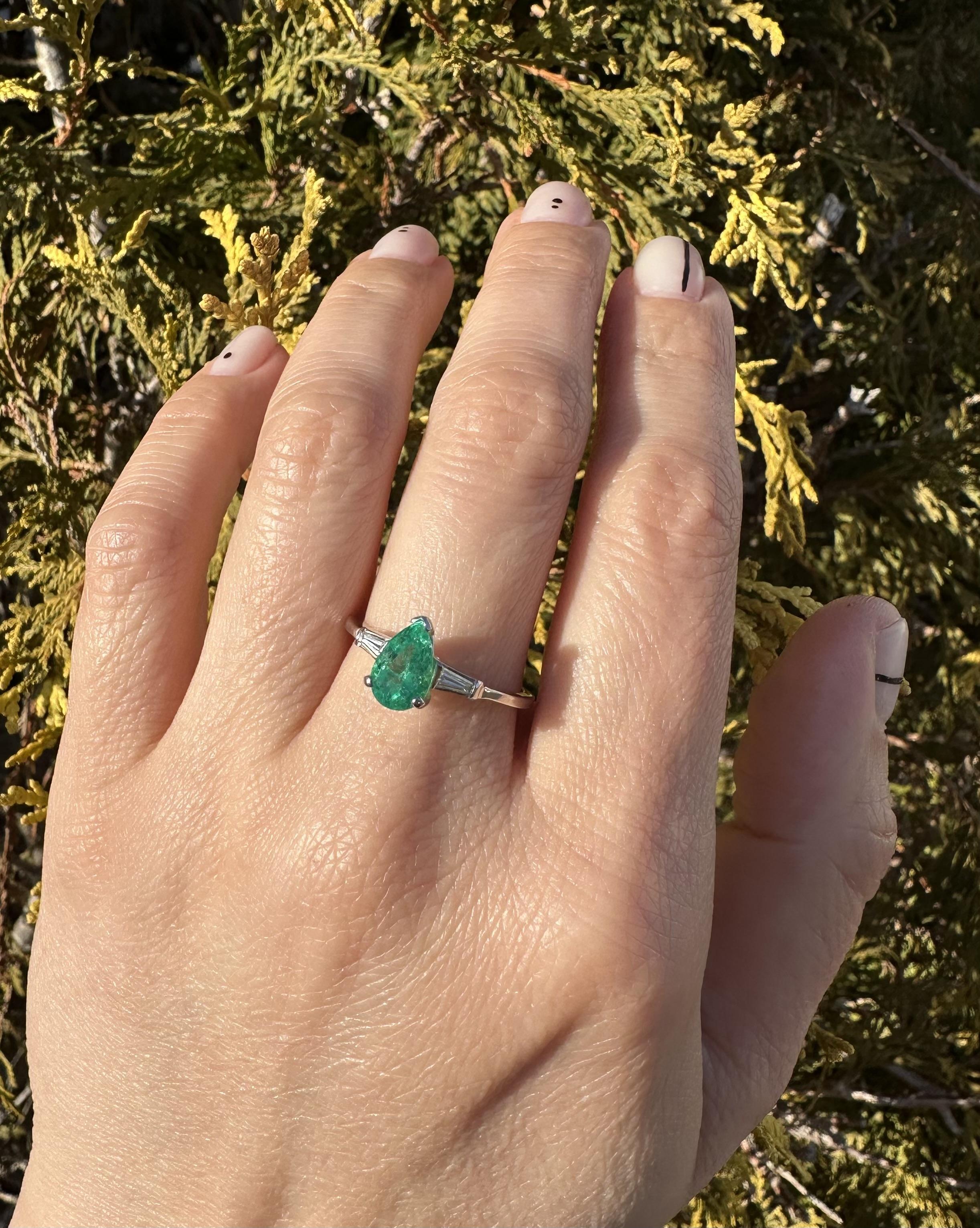 Women's Vintage White Gold 1.49ctw Pear Emerald & Baguette Diamond Sides Classic Ring For Sale