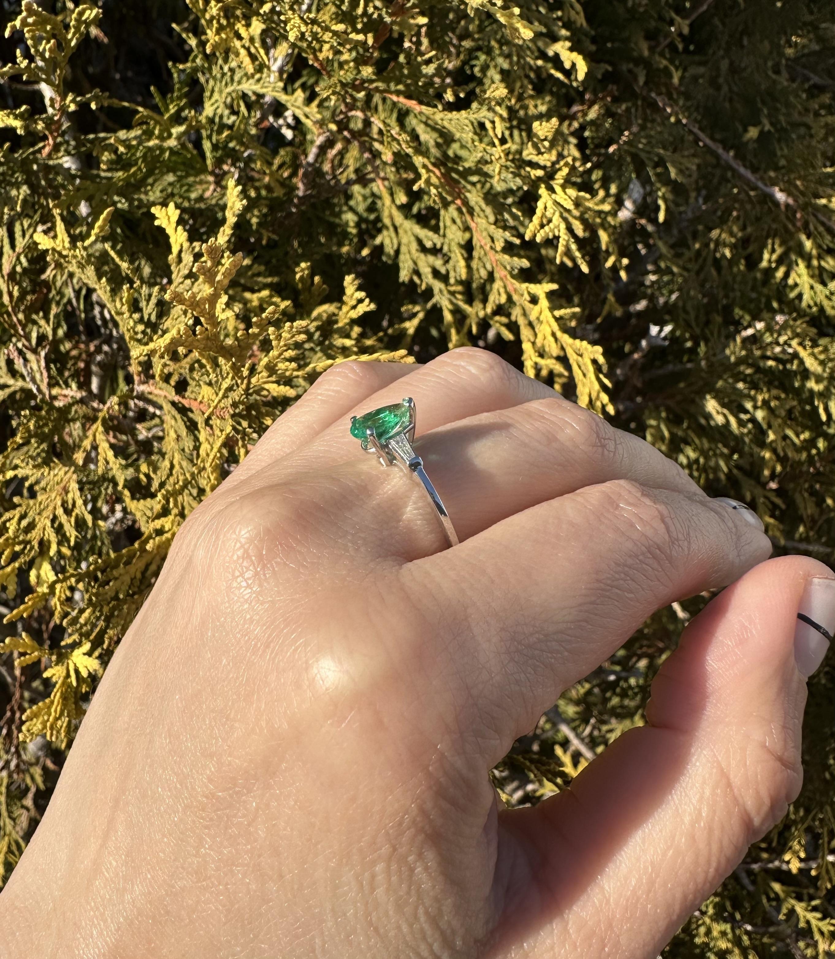 Vintage White Gold 1.49ctw Pear Emerald & Baguette Diamond Sides Classic Ring For Sale 1