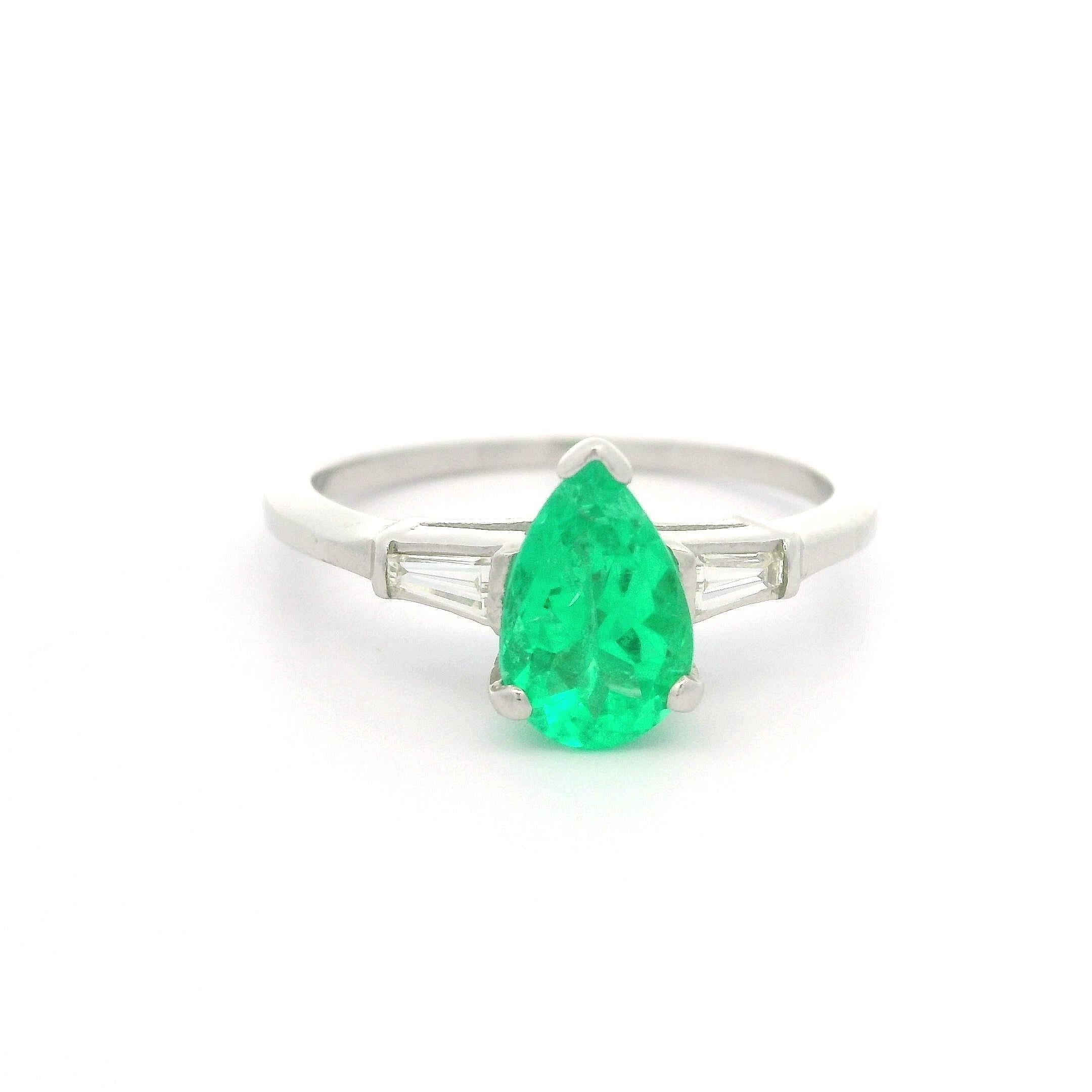 Vintage White Gold 1.49ctw Pear Emerald & Baguette Diamond Sides Classic Ring For Sale 2