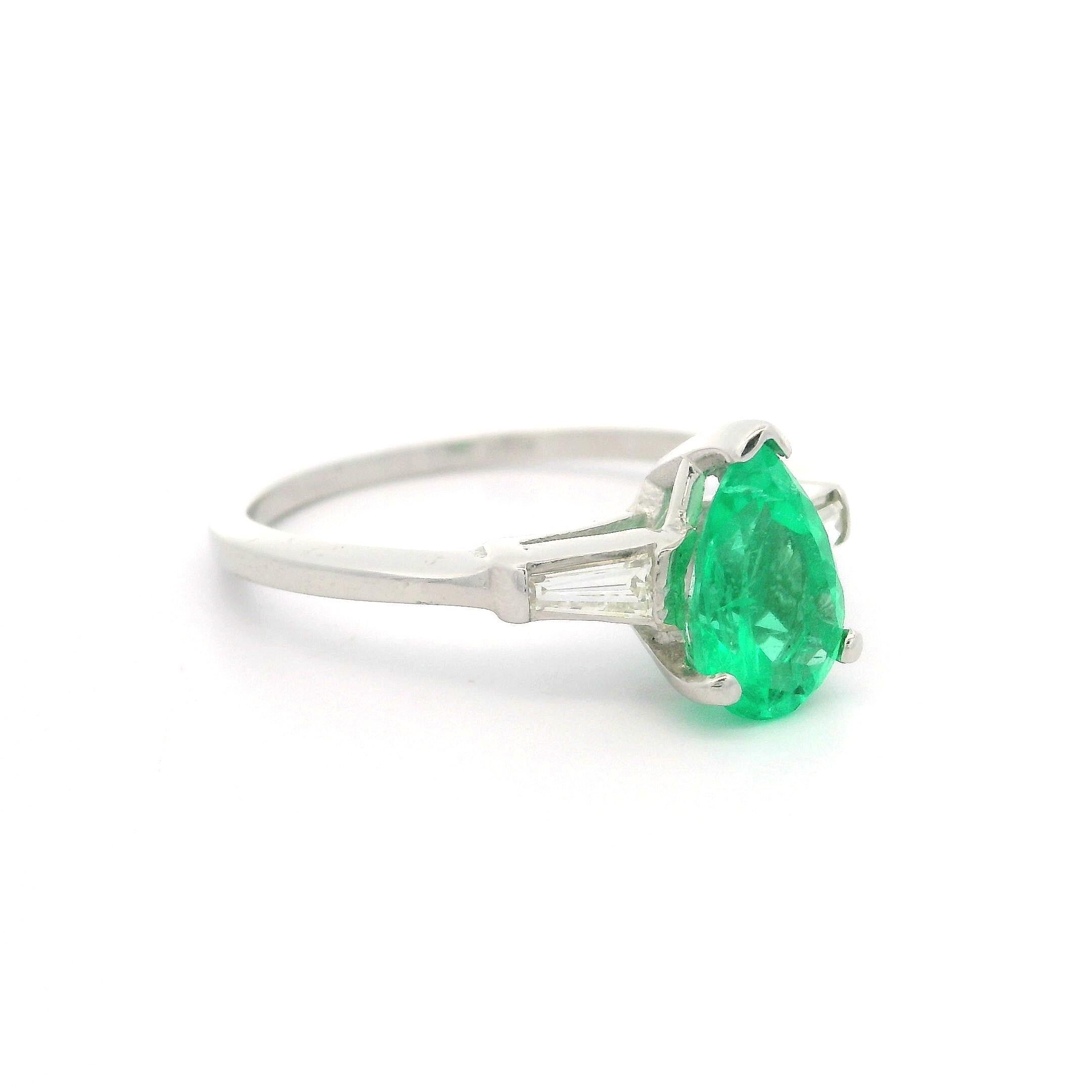 Vintage White Gold 1.49ctw Pear Emerald & Baguette Diamond Sides Classic Ring For Sale 3