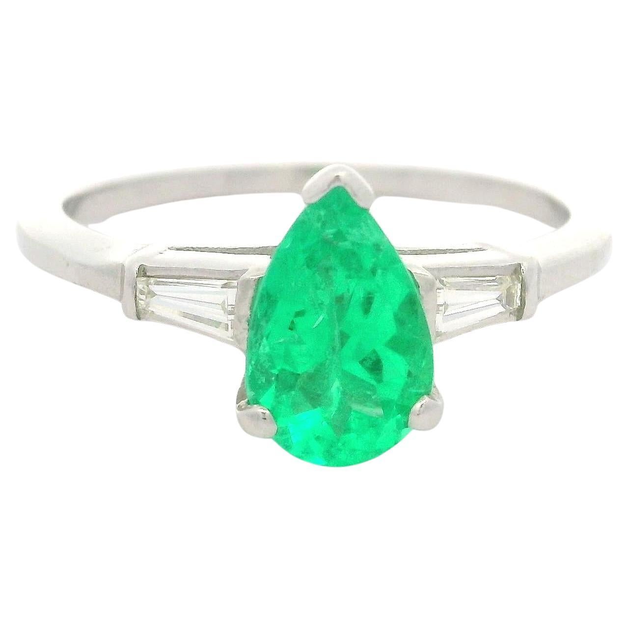 Vintage White Gold 1.49ctw Pear Emerald & Baguette Diamond Sides Classic Ring For Sale