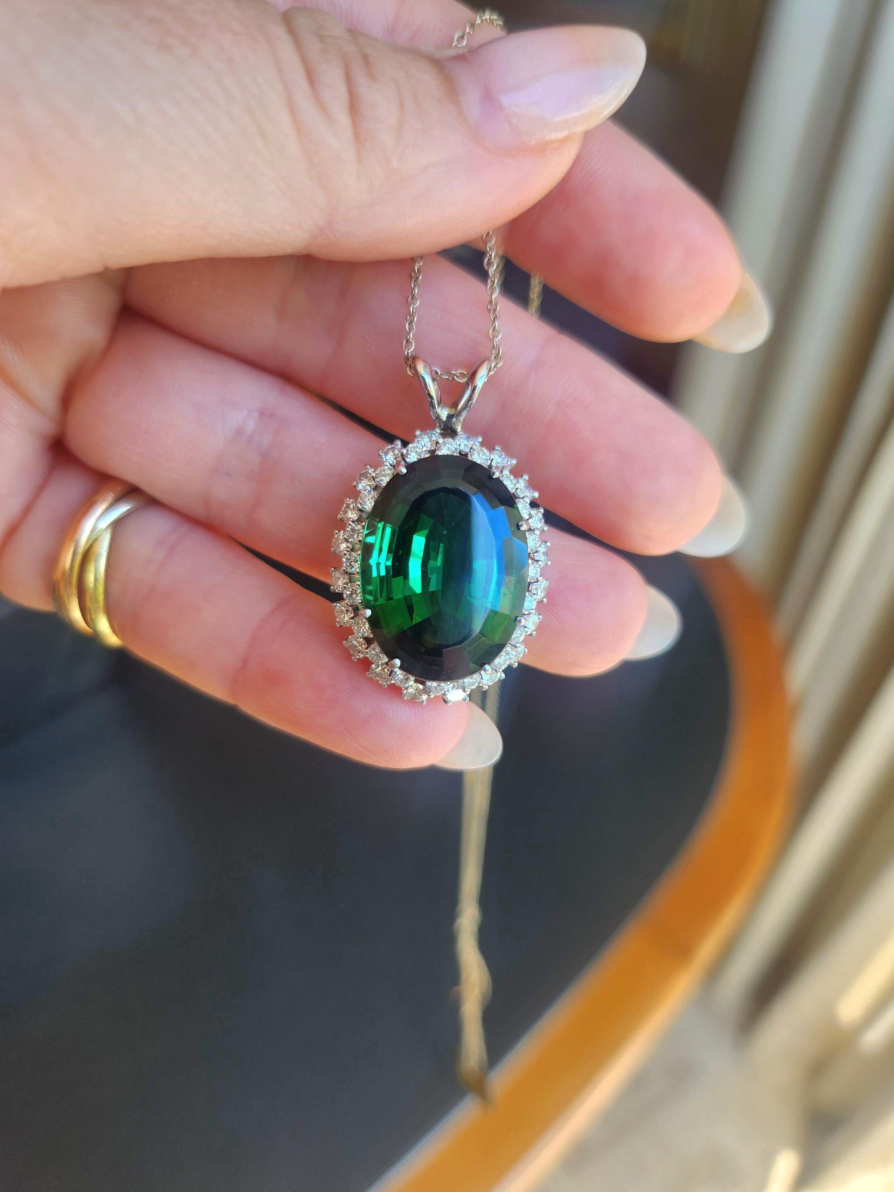 Il s'agit d'un collier vintage présentant une tourmaline verte de taille ovale avec une double rangée de diamants.
Circa 1980
Détails :
Tourmaline de 15 carats, très belle qualité et couleur vert foncé
Les pierres précieuses mesurent 19 m x 14,5