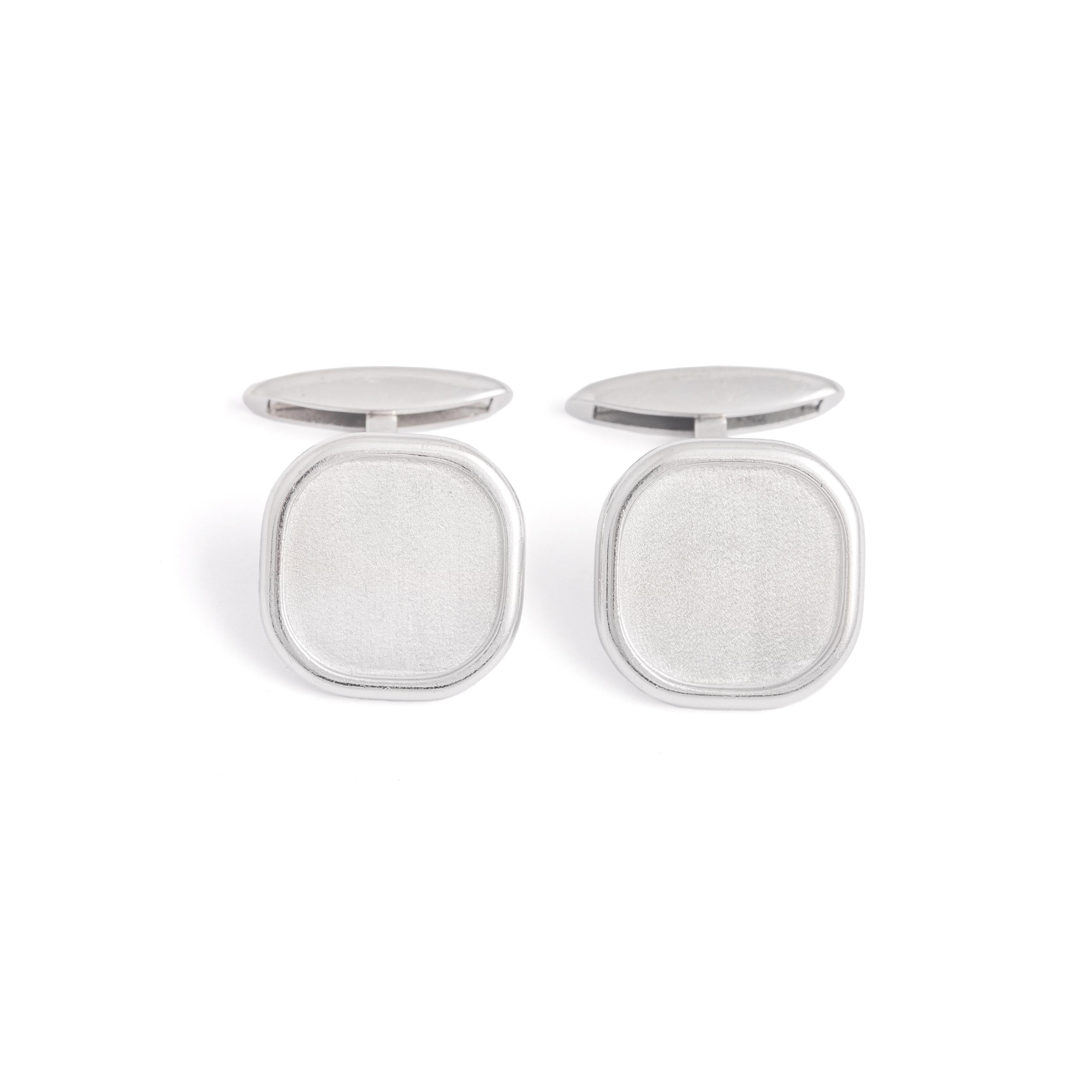 Vintage White Gold 18K Cufflinks.
Signed LUC.

Dimensions: 1.70 x 1.70 centimeters.
Total length: 2.50 centimeters.
Total gross weight: 21.64 grams.