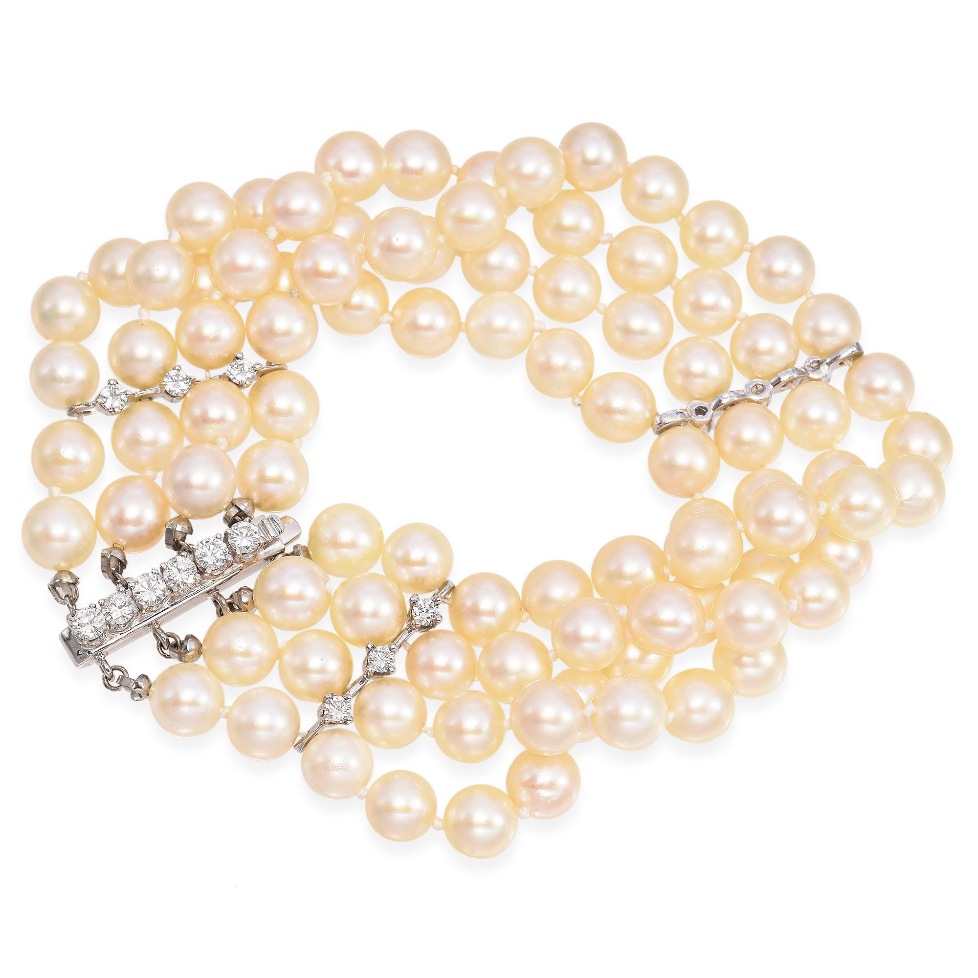 Esta pulsera vintage de oro blanco presenta cuatro filas de perlas lustrosas y bien combinadas. Tres barras de diamantes engastadas con garras se extienden a lo ancho de la pulsera, añadiendo brillo y estructura a la vez que realzan la belleza