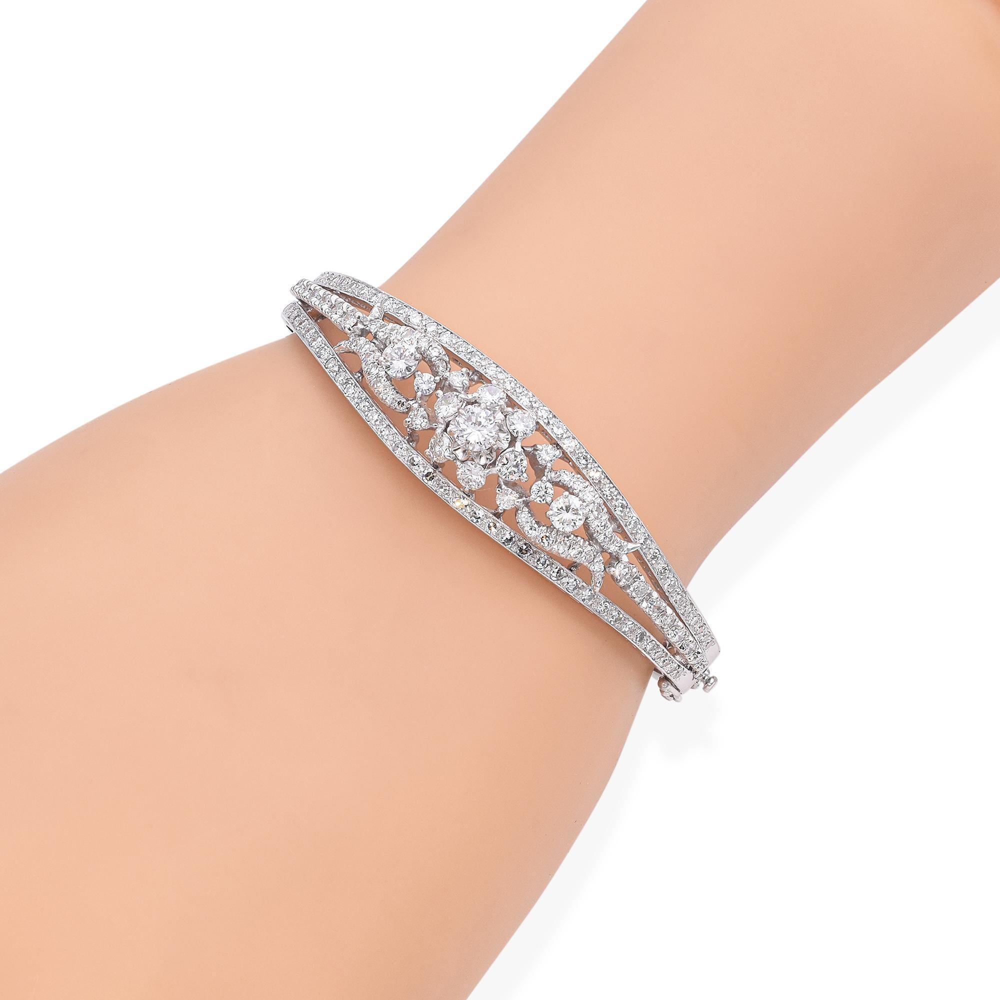 Taille ronde Bracelet jonc à charnière vintage en or blanc 5,60 carats de diamants en vente