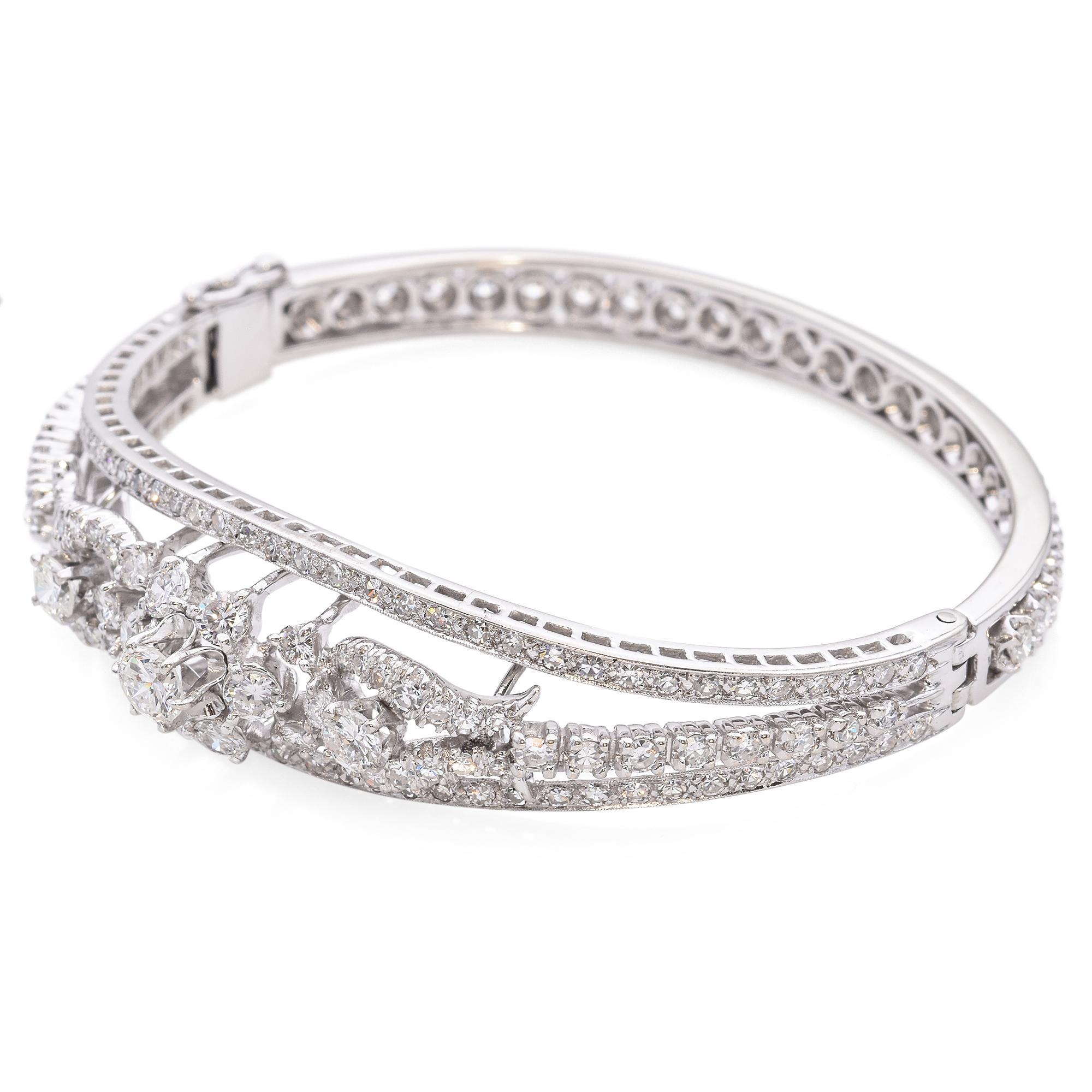 Bracelet jonc à charnière vintage en or blanc 5,60 carats de diamants Bon état - En vente à New York, NY