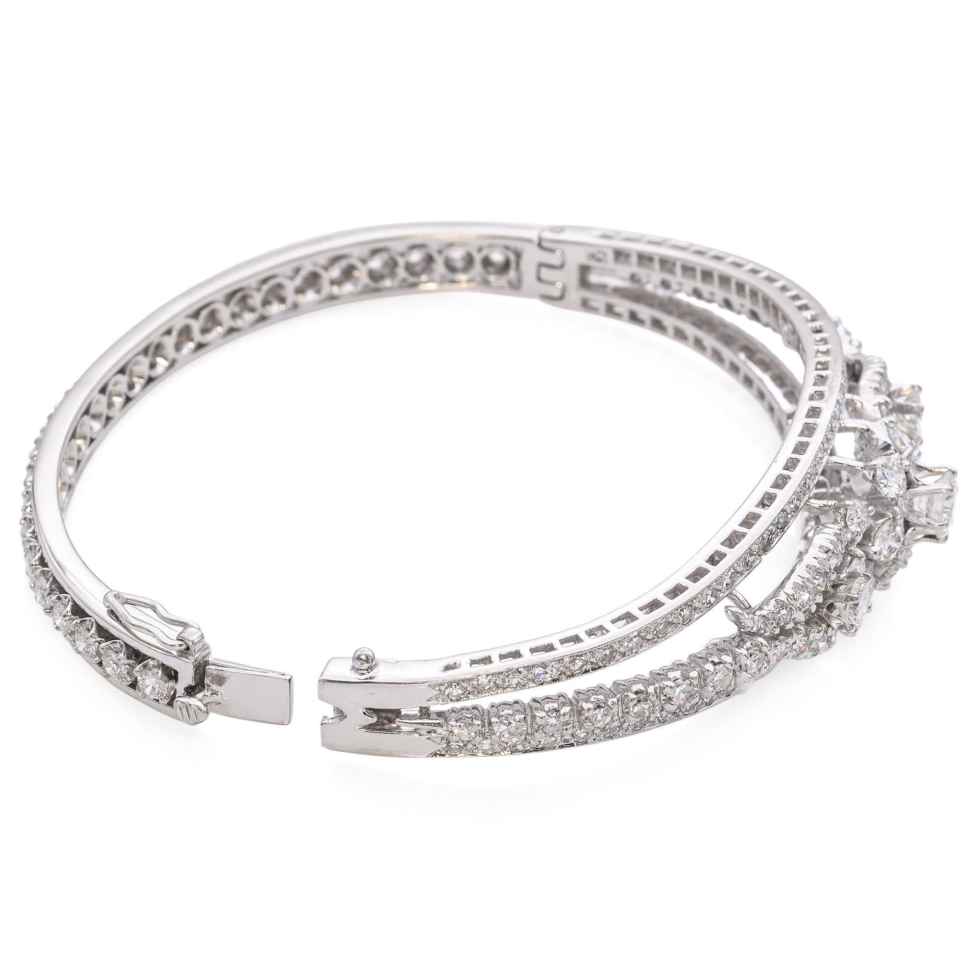 Bracelet jonc à charnière vintage en or blanc 5,60 carats de diamants Pour femmes en vente