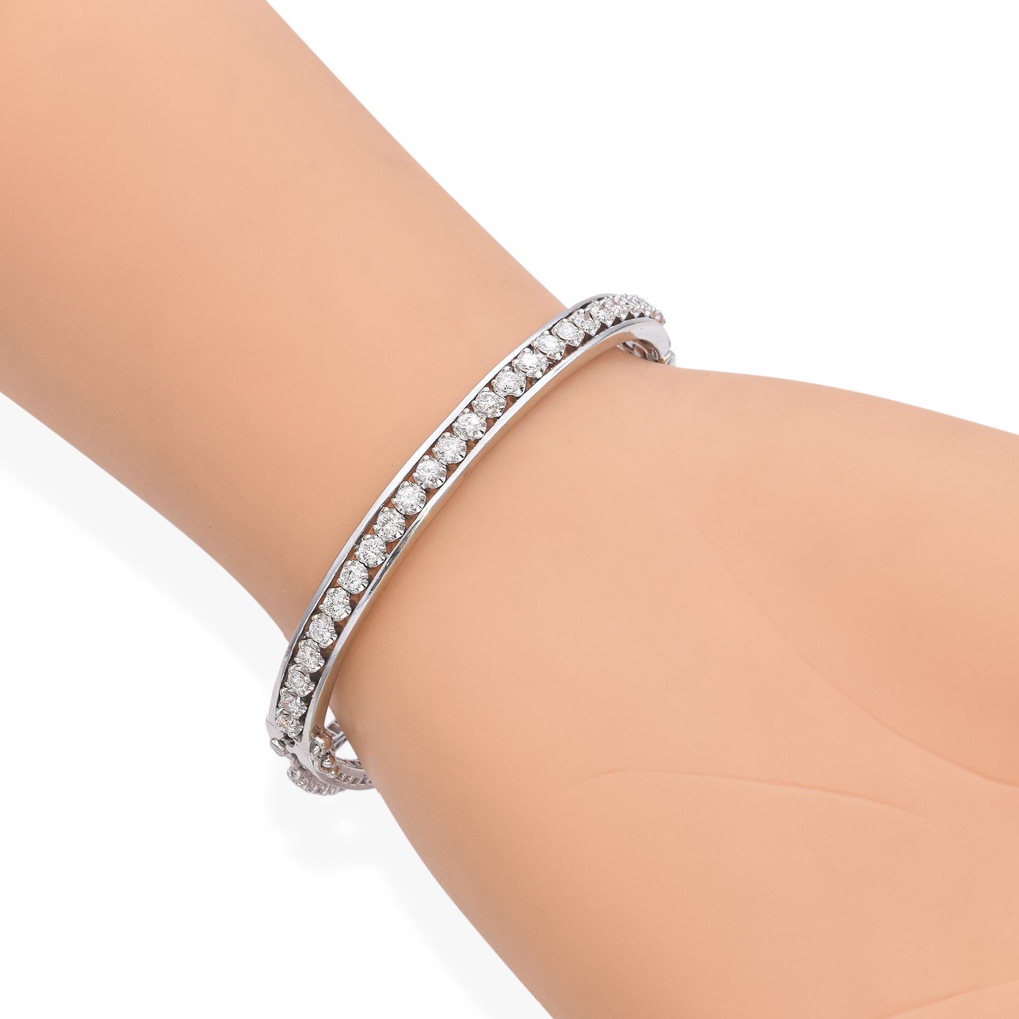 Bracelet jonc à charnière vintage en or blanc 5,60 carats de diamants en vente 2