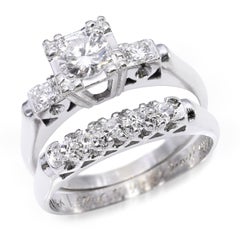 Ensemble vintage de bague de fiançailles et d'alliance en or blanc, serti de diamants d'un poids total de 0,77 carat