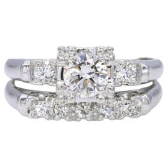 Ensemble vintage de bague de fiançailles et d'alliance en or blanc, serti de diamants d'un poids total de 0,77 carat