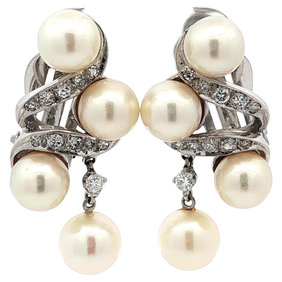 Orecchini vintage in oro bianco con perle da 8,3 mm e diamanti da 0,60 carati con pendente a spirale