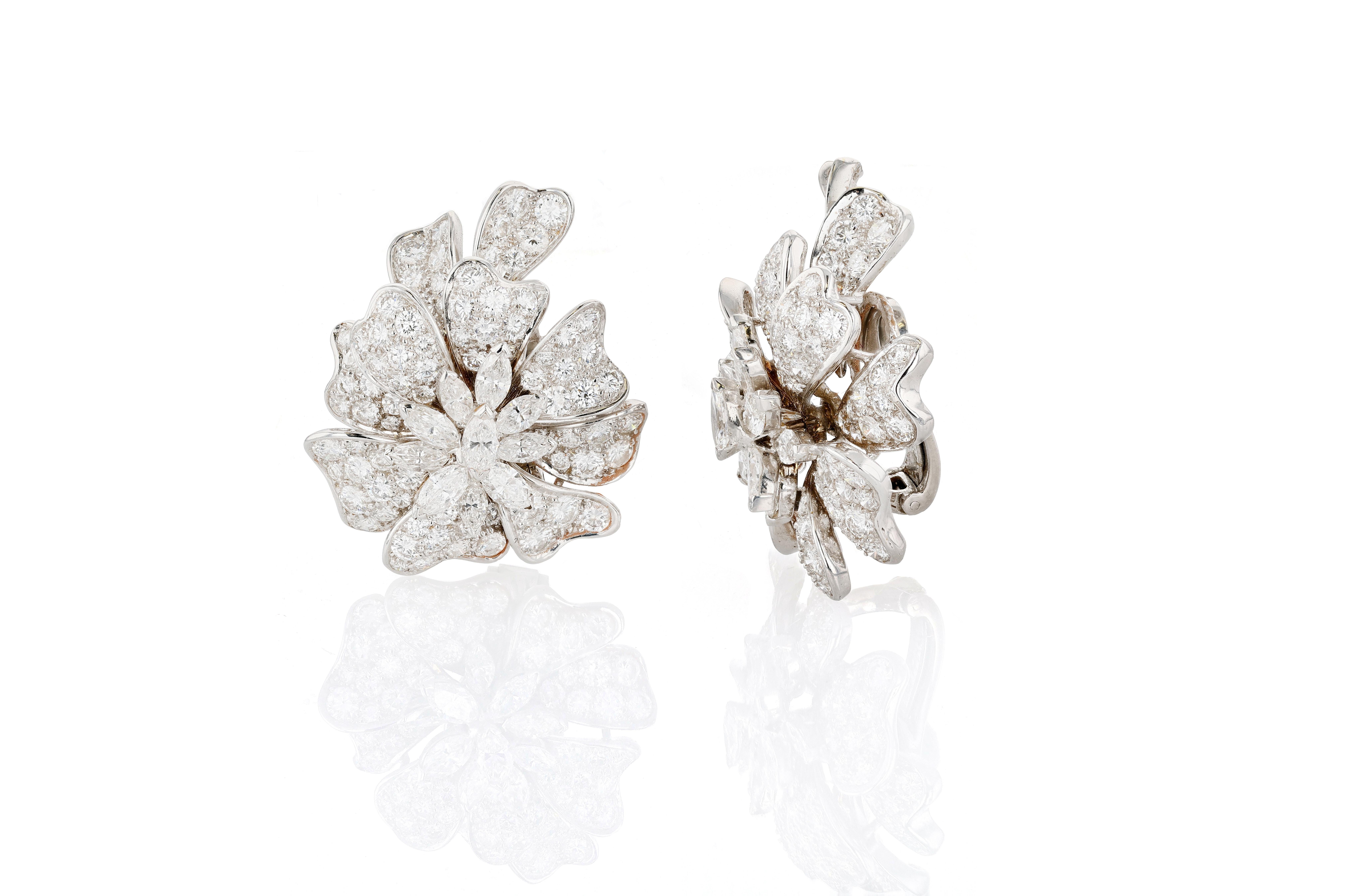 Ein hübsches Paar Ohrclips aus 18 Karat Weißgold und Diamanten mit floralem Design. In den Ohrclips befinden sich jeweils 10 marquiseförmige Diamanten, die die Staubgefäße der Blume bilden, sowie zahlreiche runde Diamanten im Brillantschliff, die