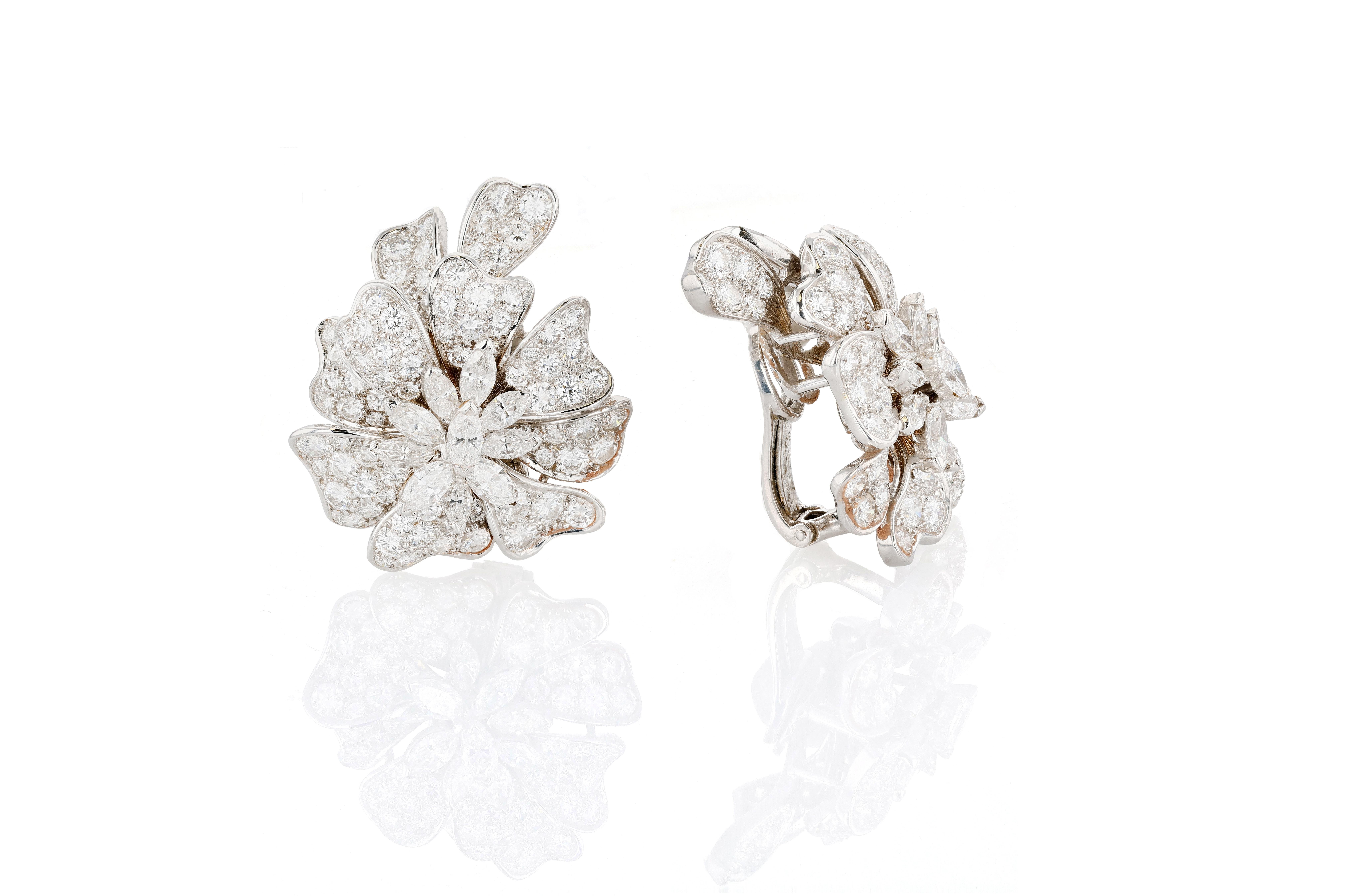 Vintage Ohrclips aus Weißgold und Diamanten mit Blumenmuster (Art déco) im Angebot