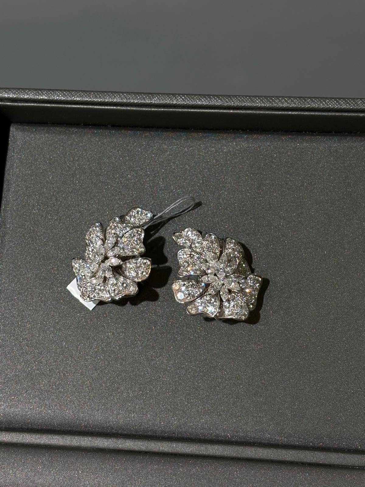 Vintage Ohrclips aus Weißgold und Diamanten mit Blumenmuster für Damen oder Herren im Angebot