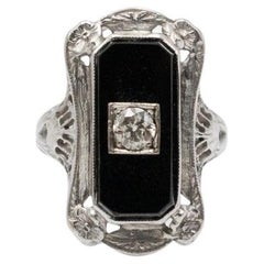 Weißgoldener Art-déco-Ring mit Diamanten und Onyx, 1930er Jahre.