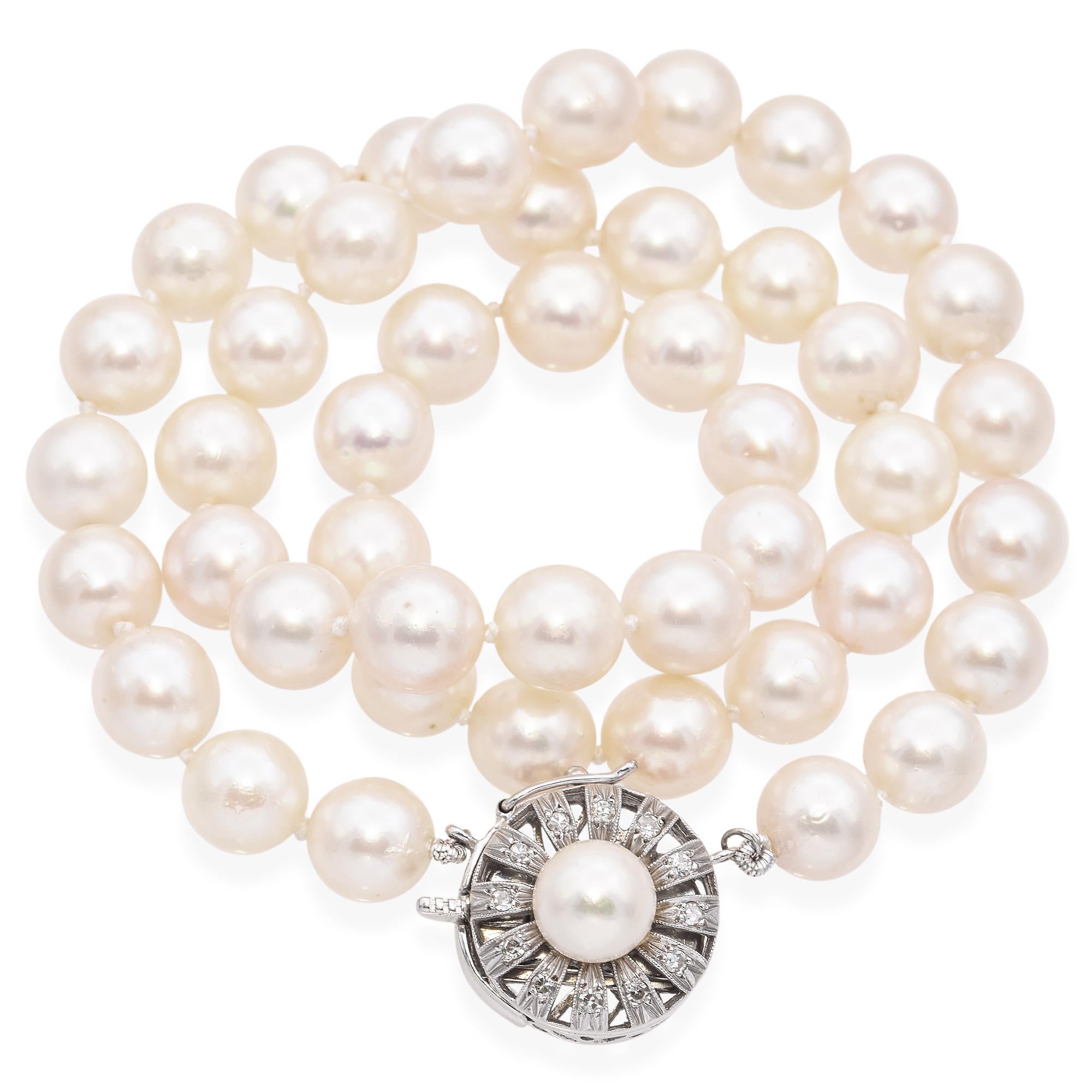 Questa raffinata collana è realizzata con precisione in oro bianco. Presenta un filo di perle lucenti, ognuna delle quali è stata meticolosamente abbinata per dimensioni e lucentezza. La chiusura è impreziosita da un singolo diamante bianco che