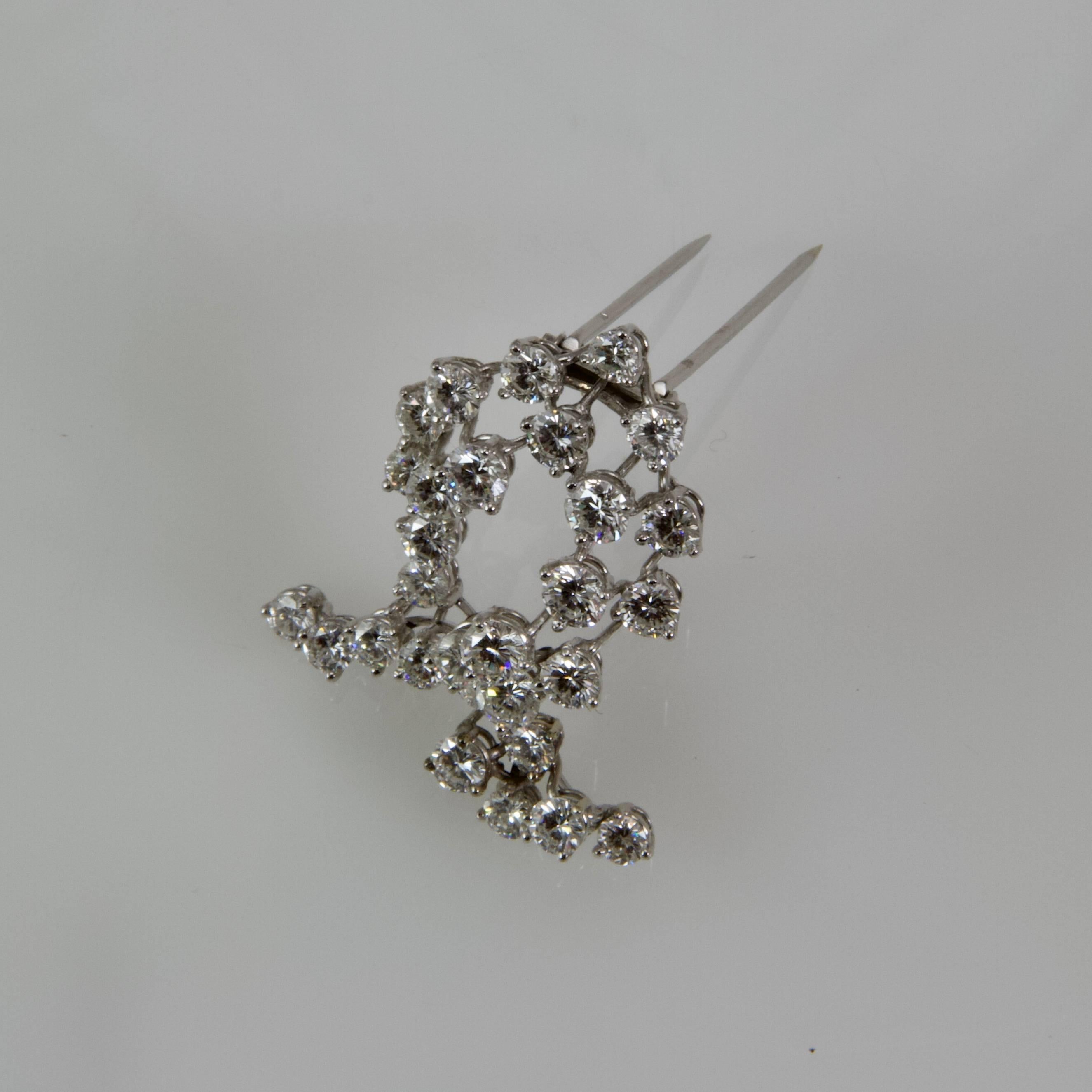 Look a like a ruban knotted and set with 29 brilliant cut weight between 0.15 ct to 0.25 for an approximately total weight of 5.5 carats. 
Very good quality of diamonds: H and clean.
Very simple and brilliant.
Pomp security system. 
French work,