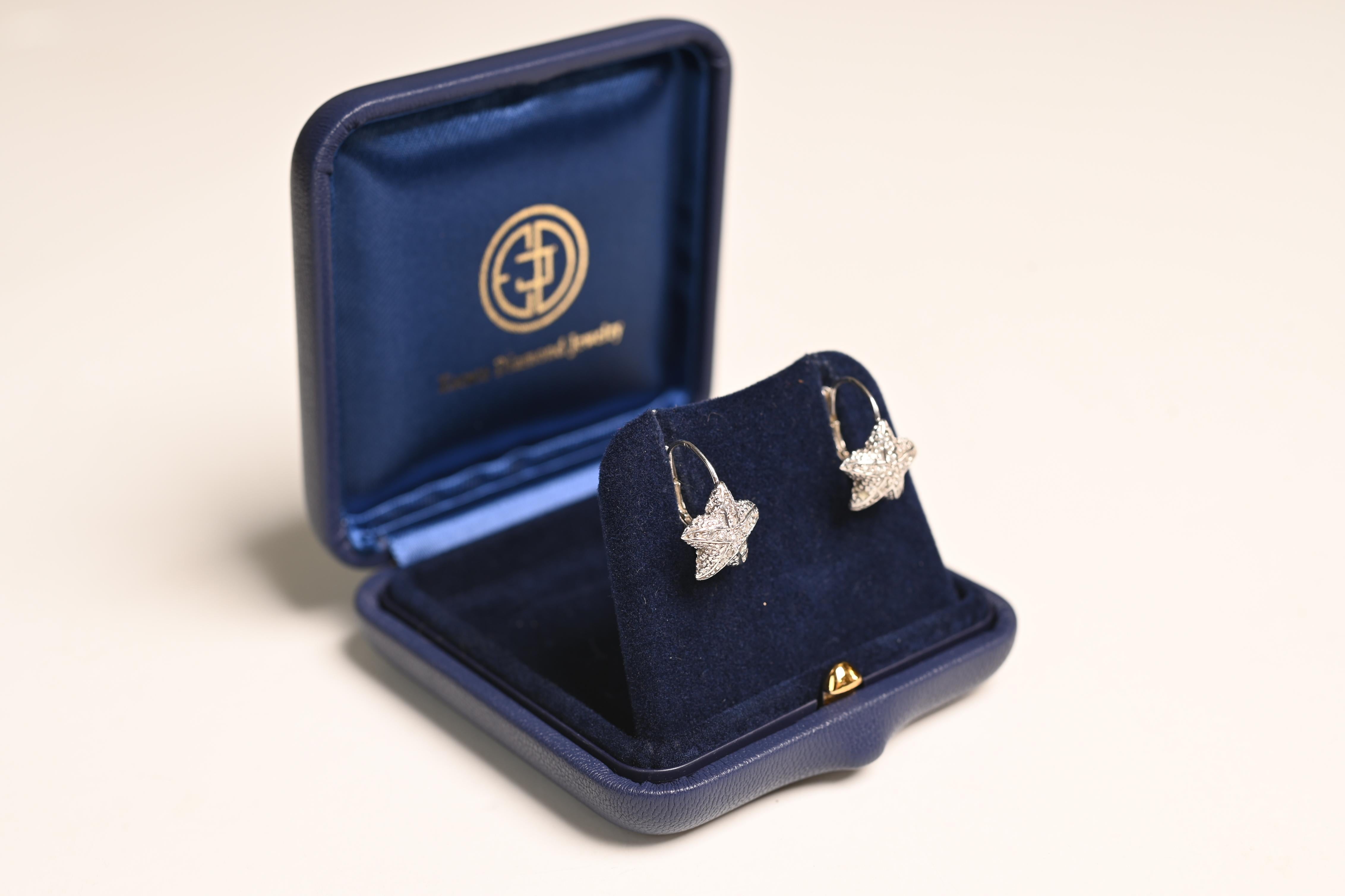 Diese exquisit gearbeiteten Vintage-Ohrringe zeigen ein auffälliges Seesternmotiv aus 14-karätigem Weißgold. Die Oberfläche ist mit einer filigranen Perlenstruktur verziert, die jedem Stück eine lebensechte, skulpturale Qualität verleiht und die