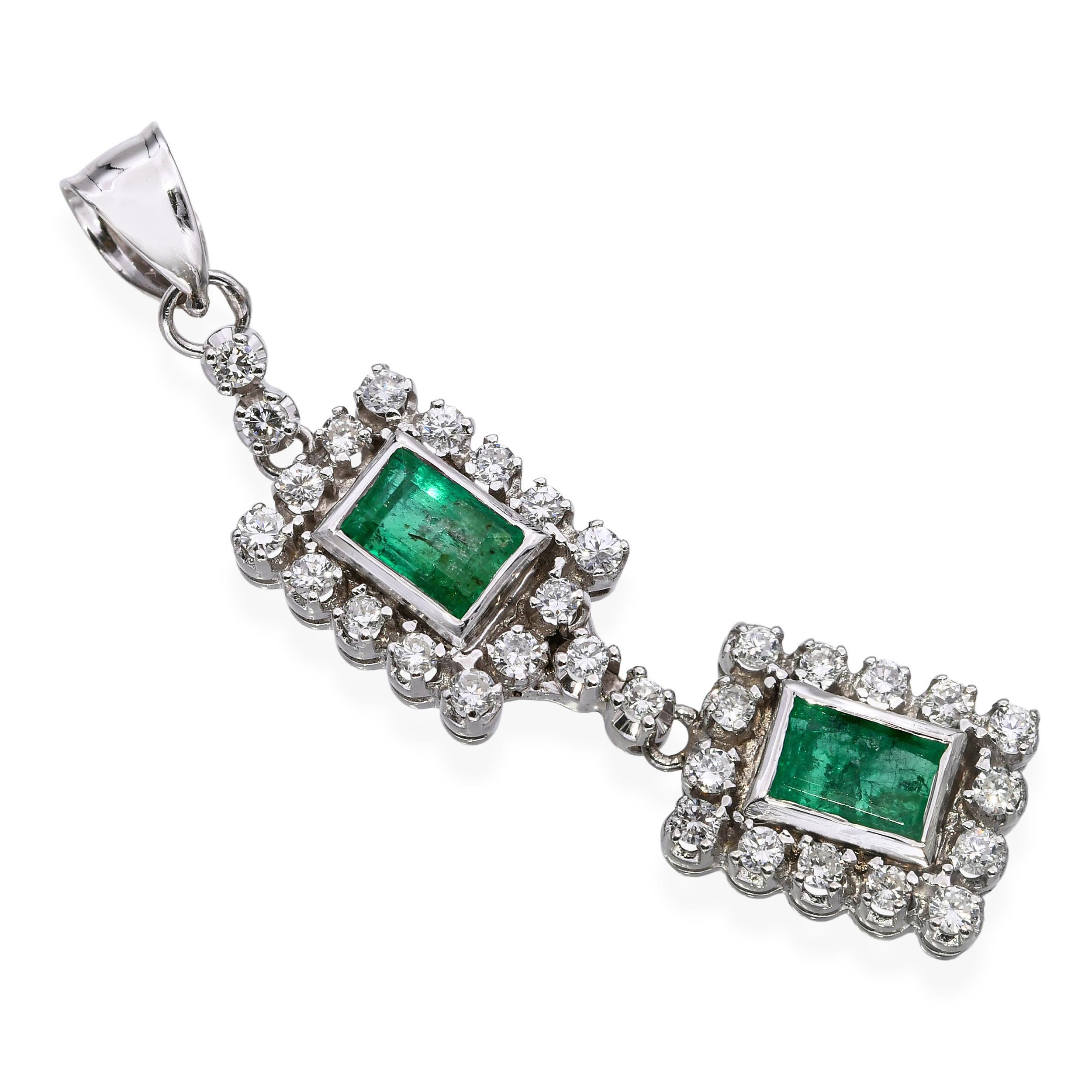 Dieser Anhänger aus 12-karätigem Weißgold besticht durch die Kombination von natürlichem Smaragd und Diamant und spiegelt zeitlose Eleganz und raffinierte Handwerkskunst wider. Der leuchtend grüne Smaragd steht im Mittelpunkt und wird von funkelnden