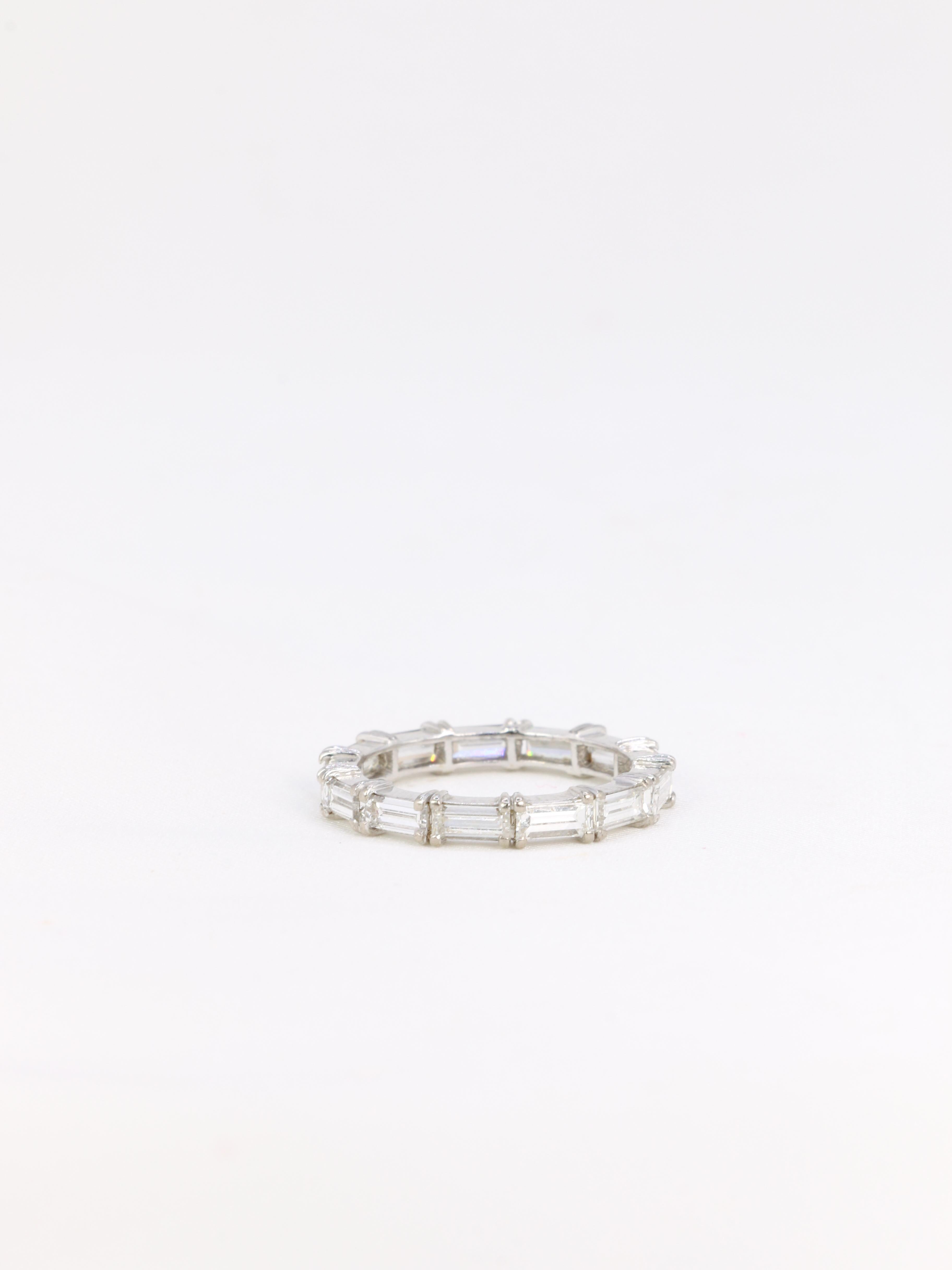 Vintage white gold eternity ring set with 2ct baguette-cut diamonds In Good Condition In PARIS, FR